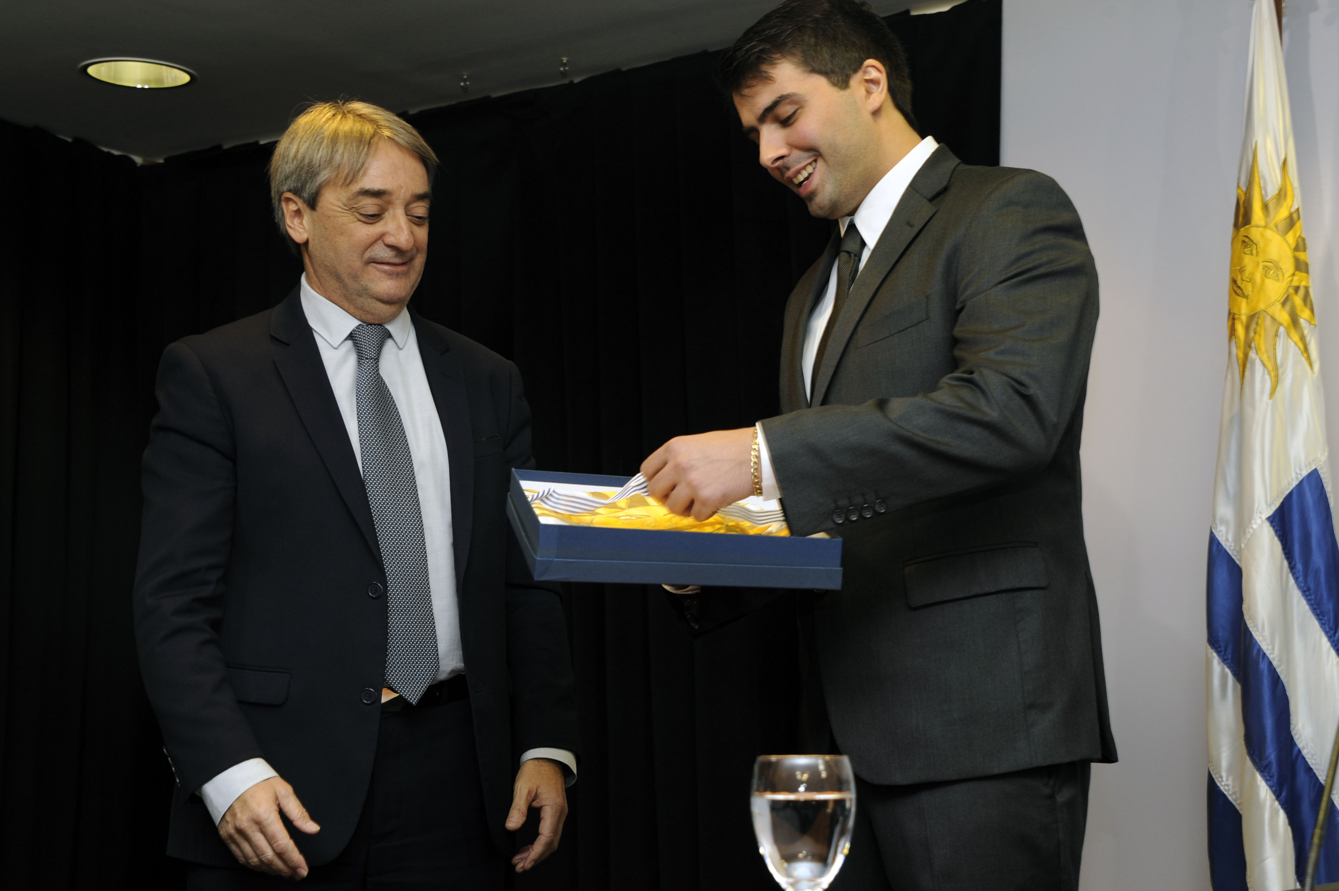 Entrega de Pabellón Nacional al piloto uruguayo Mauricio Lambiris