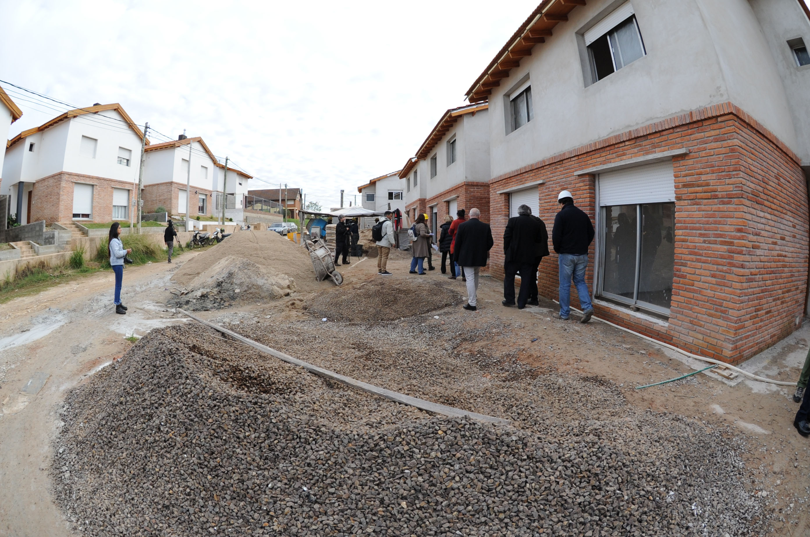 Eneida de León y Salvador Schelotto recorrieron las obras de la cooperativa Covifutac en el barrio San Gabriel en el departamento de Tacuarembó