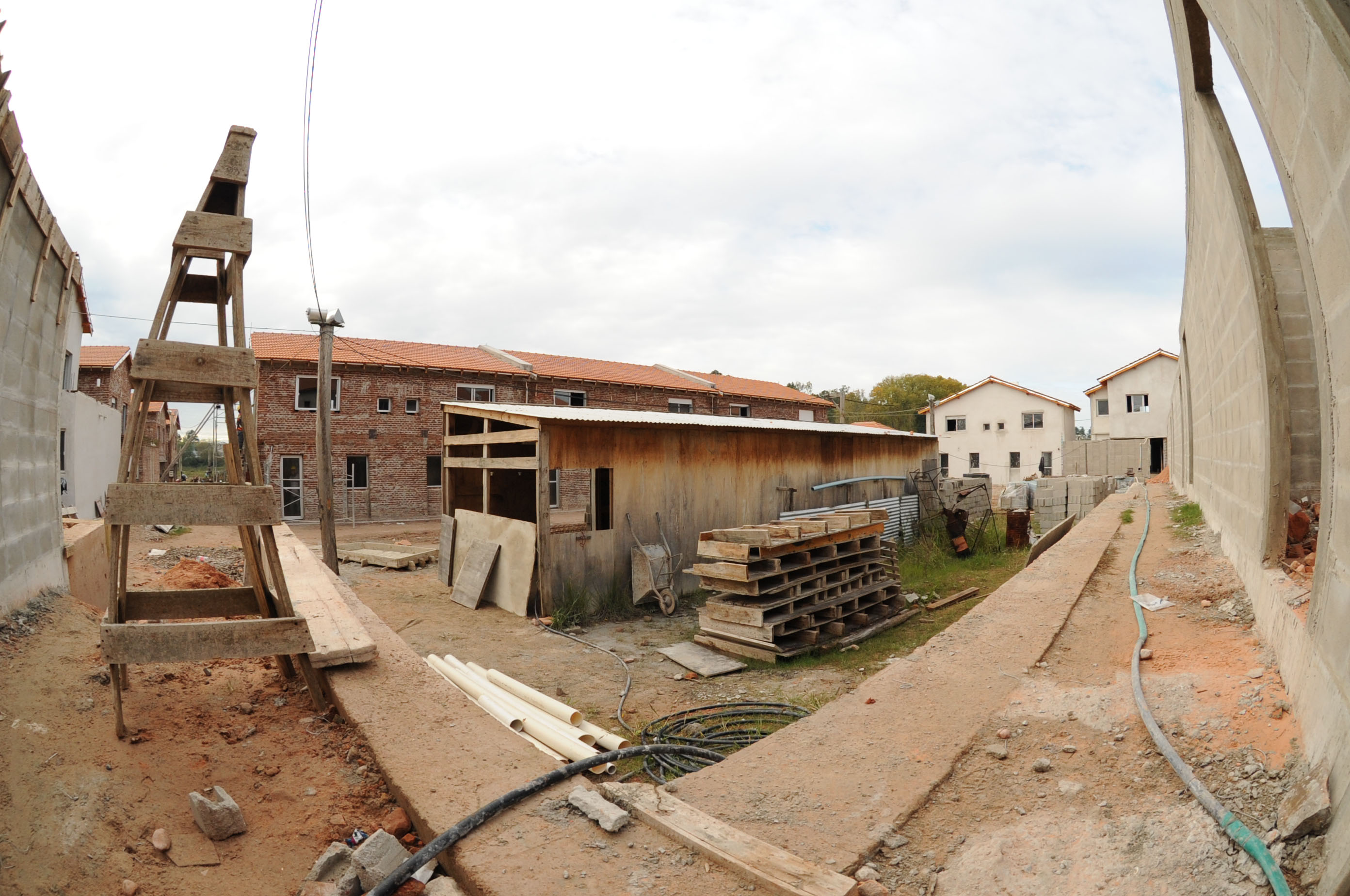 Eneida de León y Salvador Schelotto recorrieron las obras de la cooperativa Covifutac en el barrio San Gabriel en el departamento de Tacuarembó