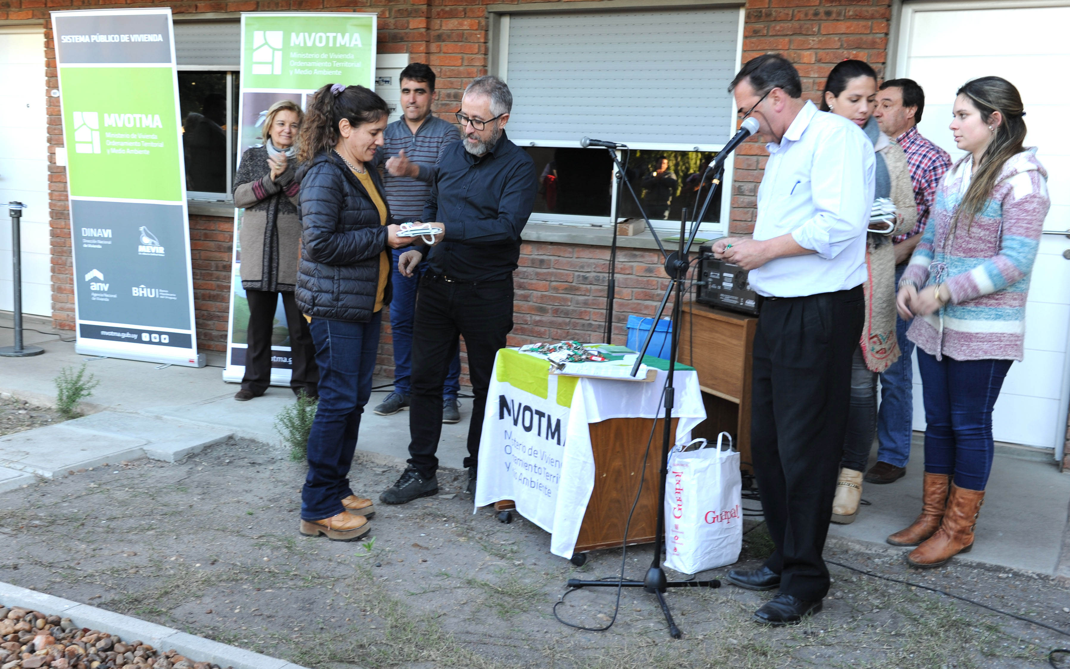 Director nacional de Vivienda, Salvador Schelotto, hace entrega de llaves a propietaria