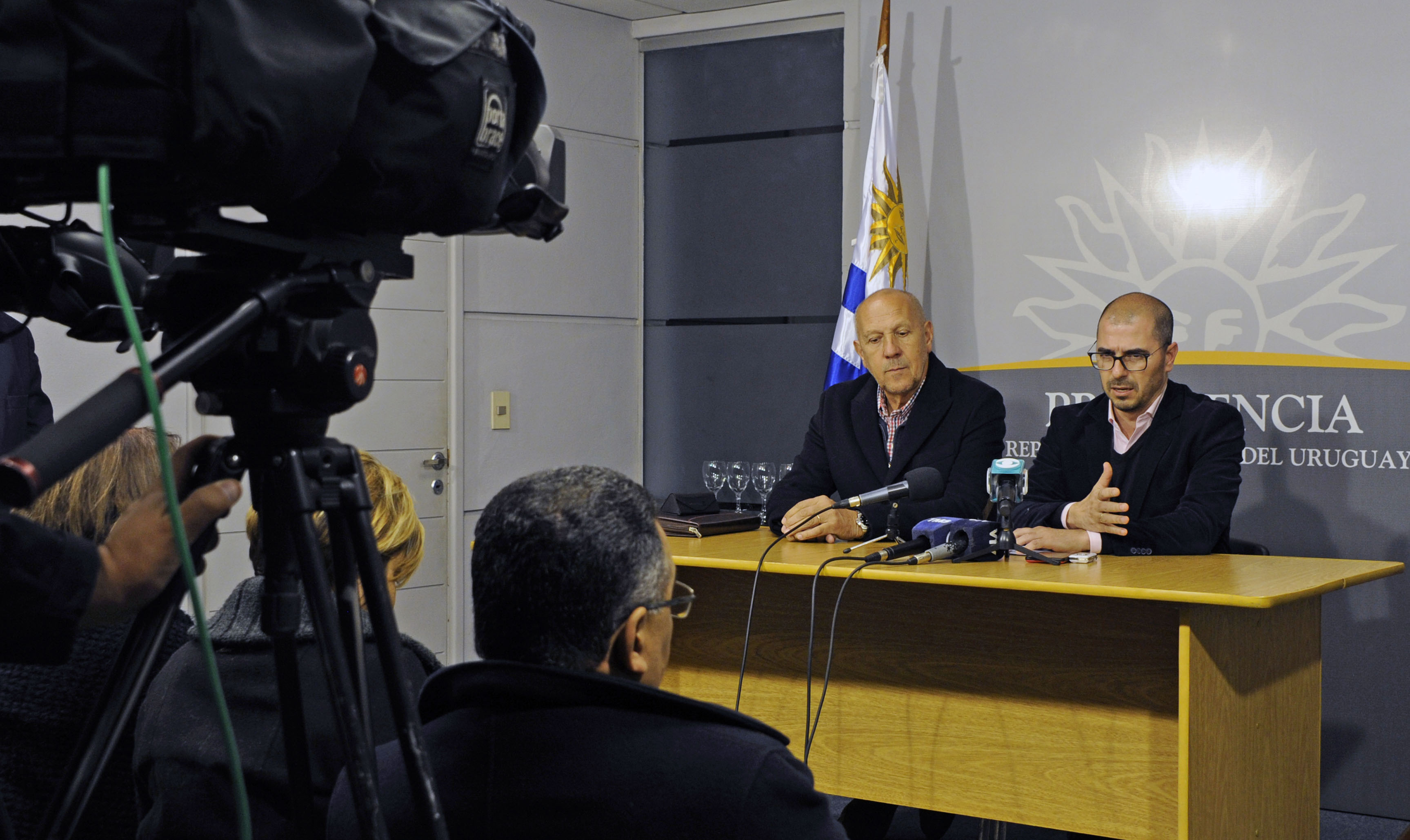 Secretario Miguel Ángel Toma y prosecretario Juan Andrés Roballo en conferencia de prensa