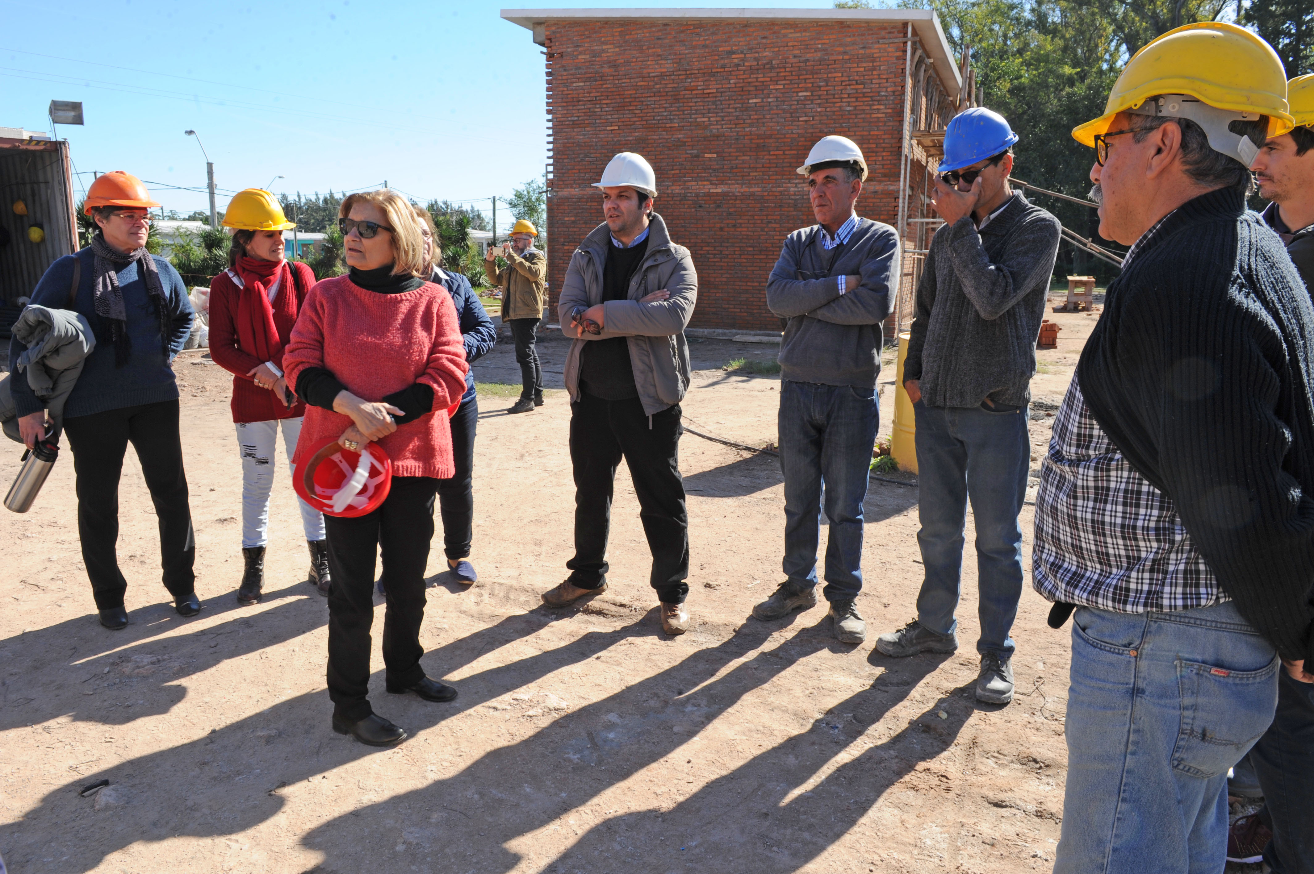 Ministra Eneida de León visita cooperativas y realojos en obra