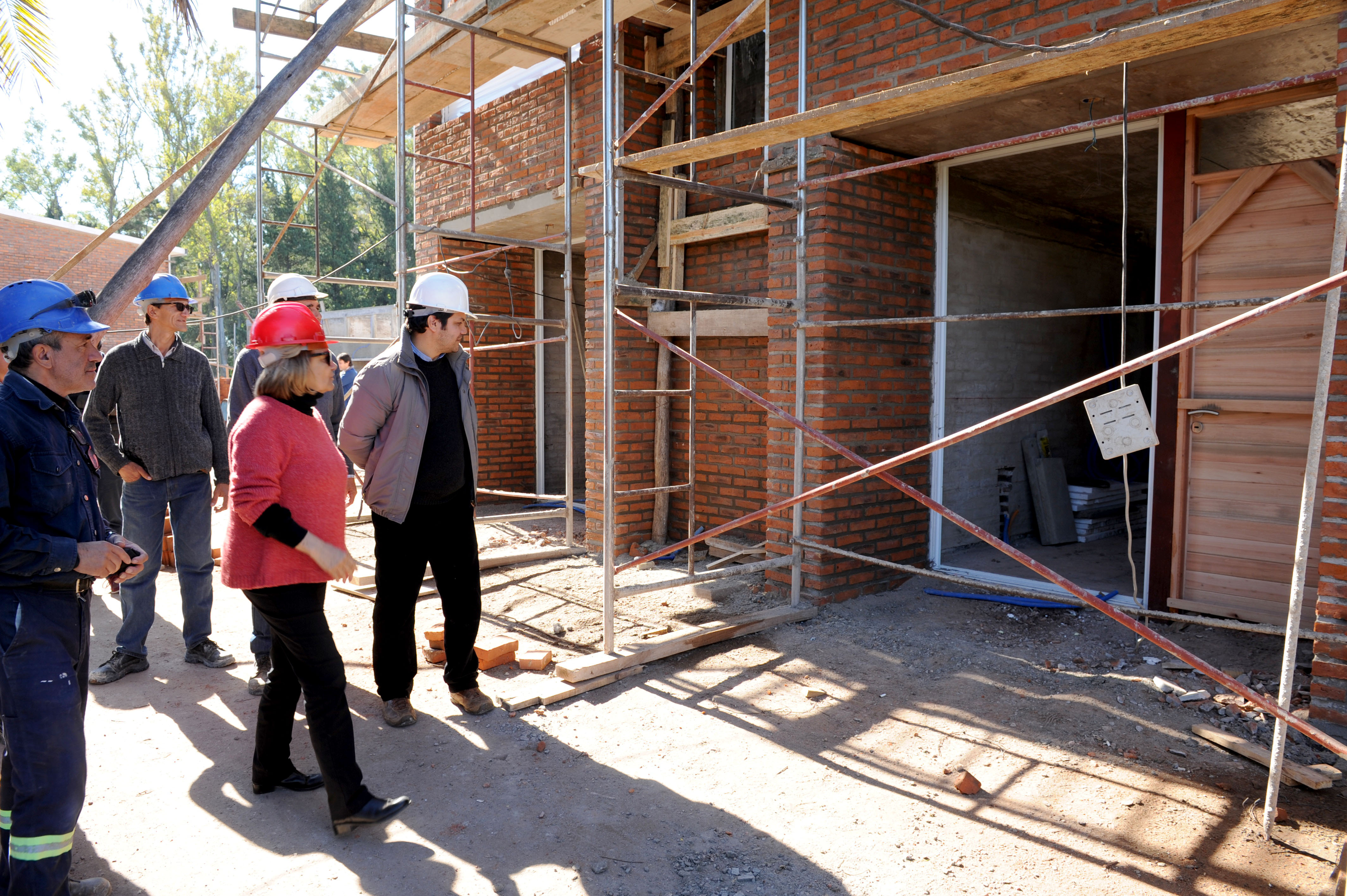 Ministra Eneida de León visita cooperativas y realojos en obra