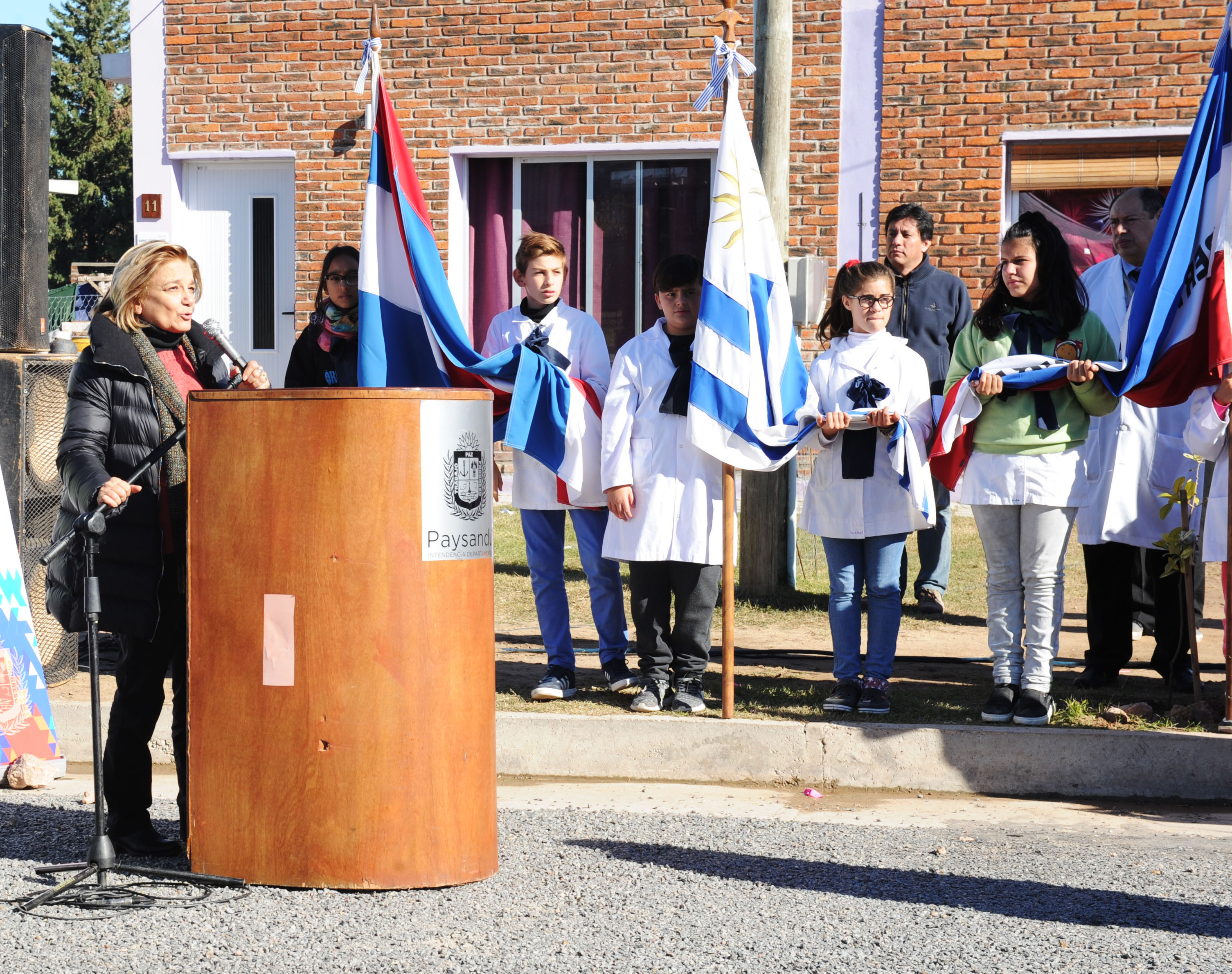 Ministra Eneida de León visita cooperativas y realojos en obra