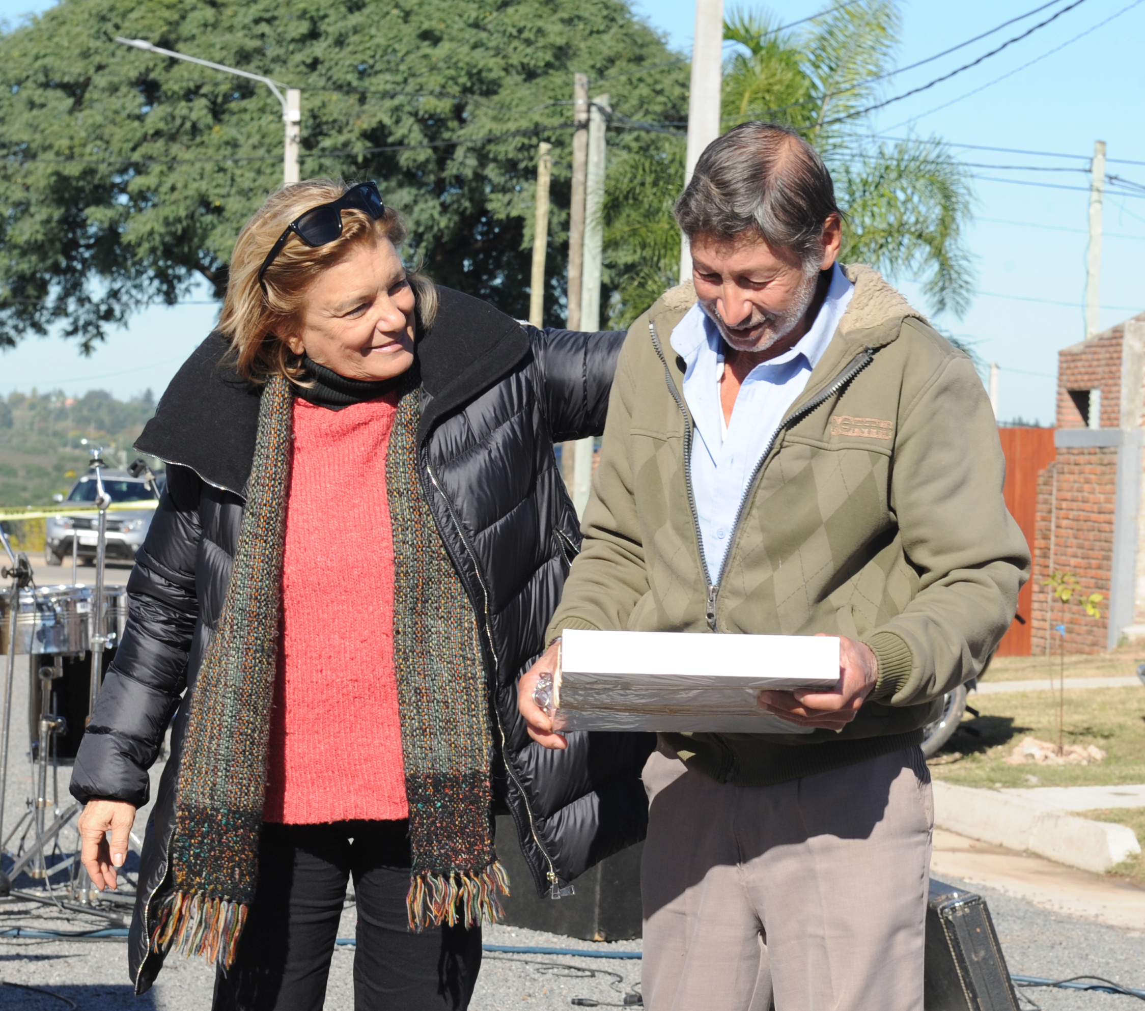 Ministra Eneida de León visita cooperativas y realojos en obra