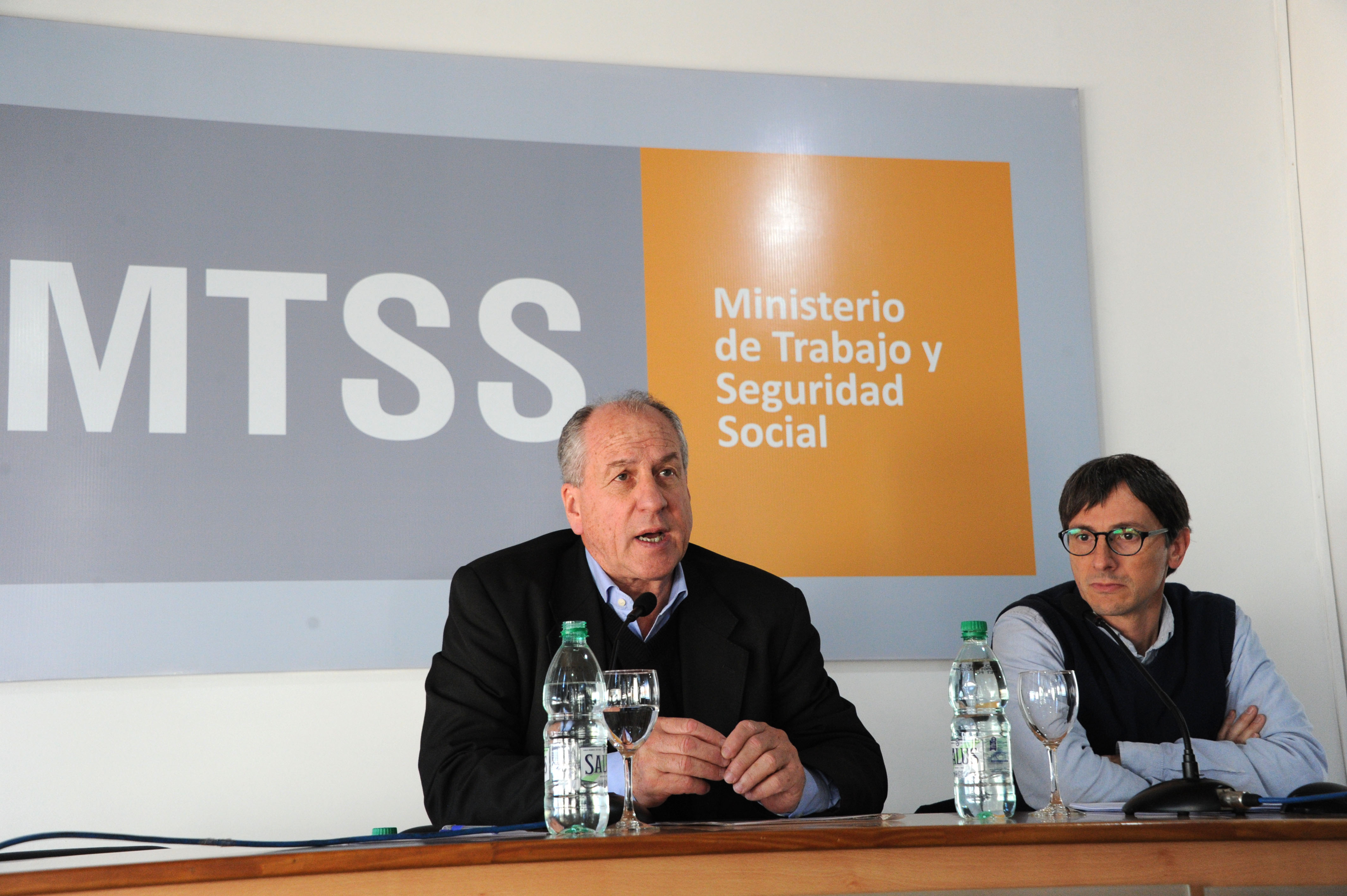 Ministro Ernesto Murro, junto al politólogo Miguel Serna