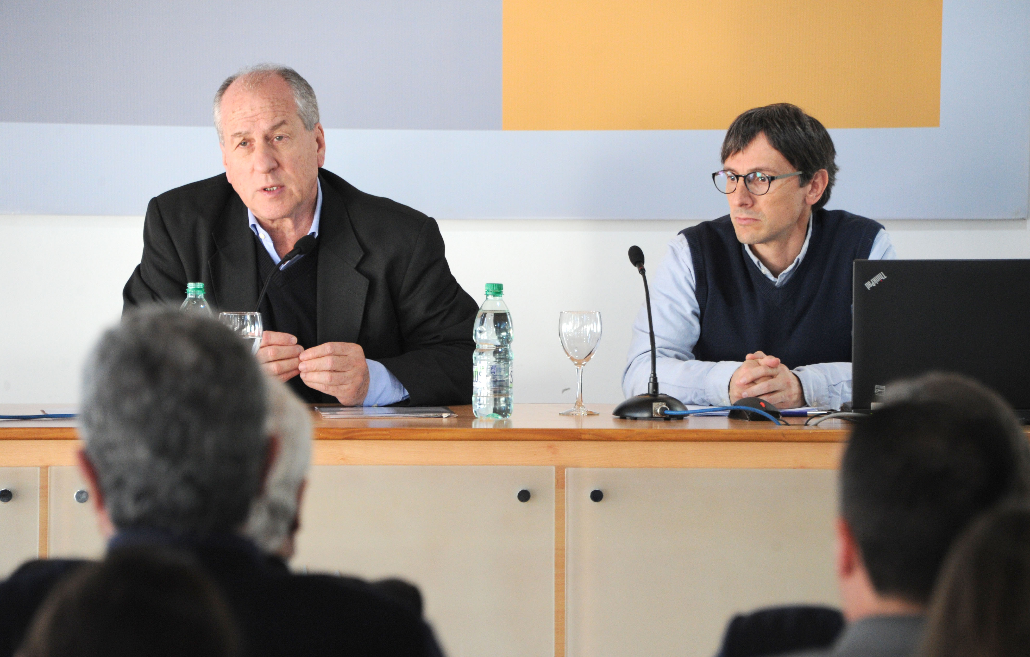 Ministro Ernesto Murro, junto al politólogo Miguel Serna