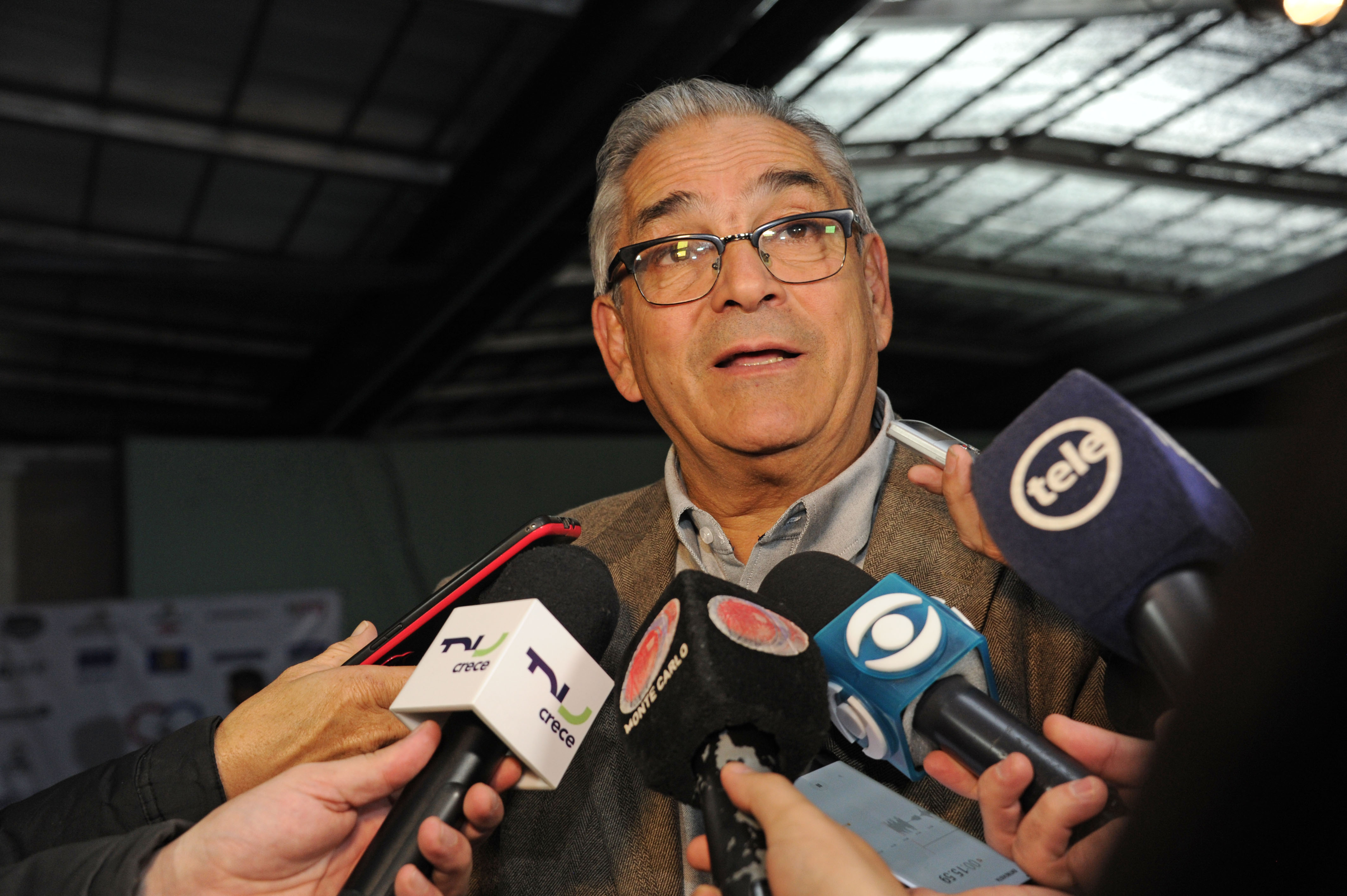 Ministro Enzo Benech dialoga con la prensa