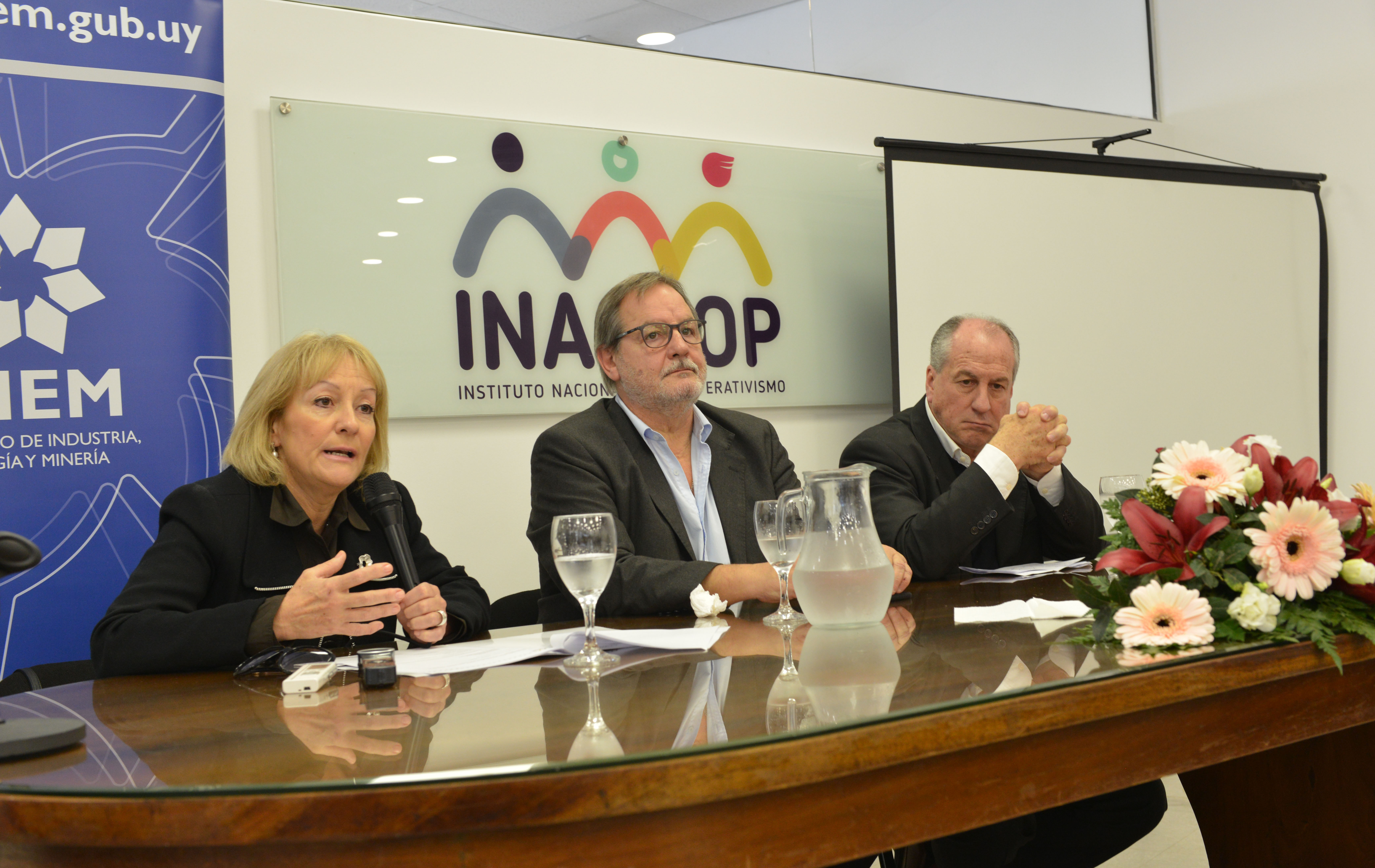Ministra de industria, Carolina Cosse, presidente de Inacoop, Gustavo Bernini, y ministro de Trabajo, Ernesto Murro