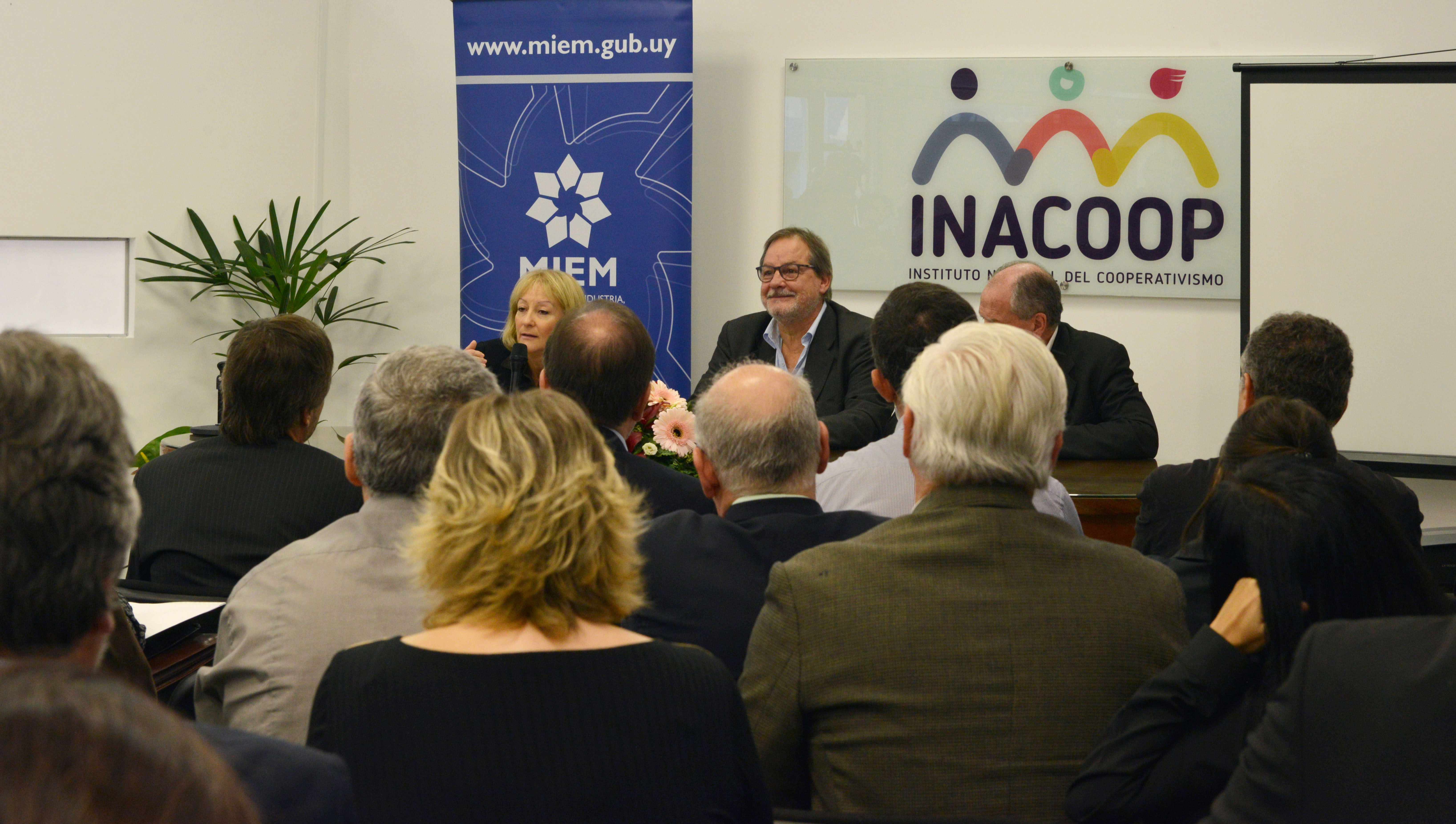 Ministra de industria, Carolina Cosse, presidente de Inacoop, Gustavo Bernini, y ministro de Trabajo, Ernesto Murro