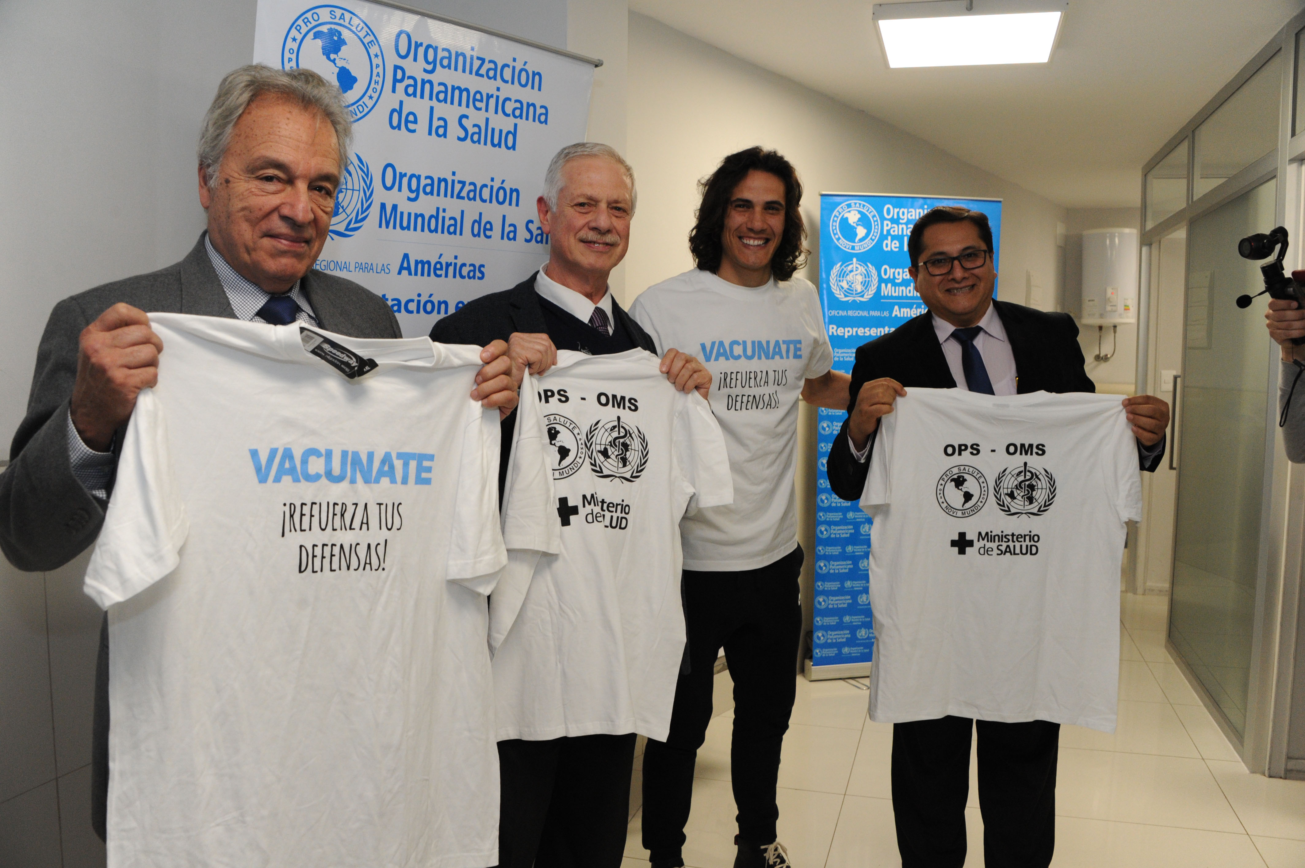 Jorge Basso junto al futbolista Edinson Cavani y otras autoridades del MSP