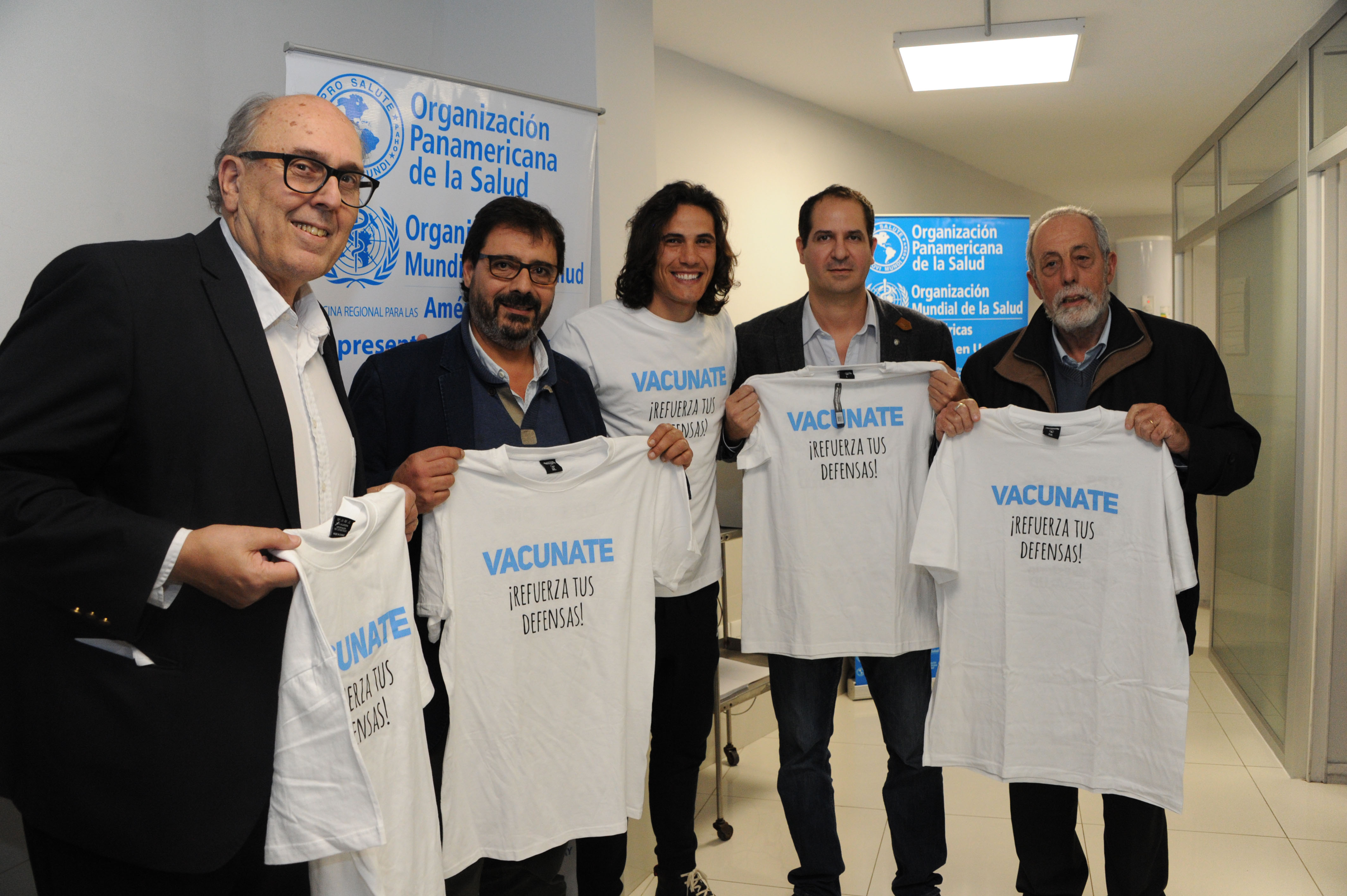 Edinson Cavani y autoridades del MSP