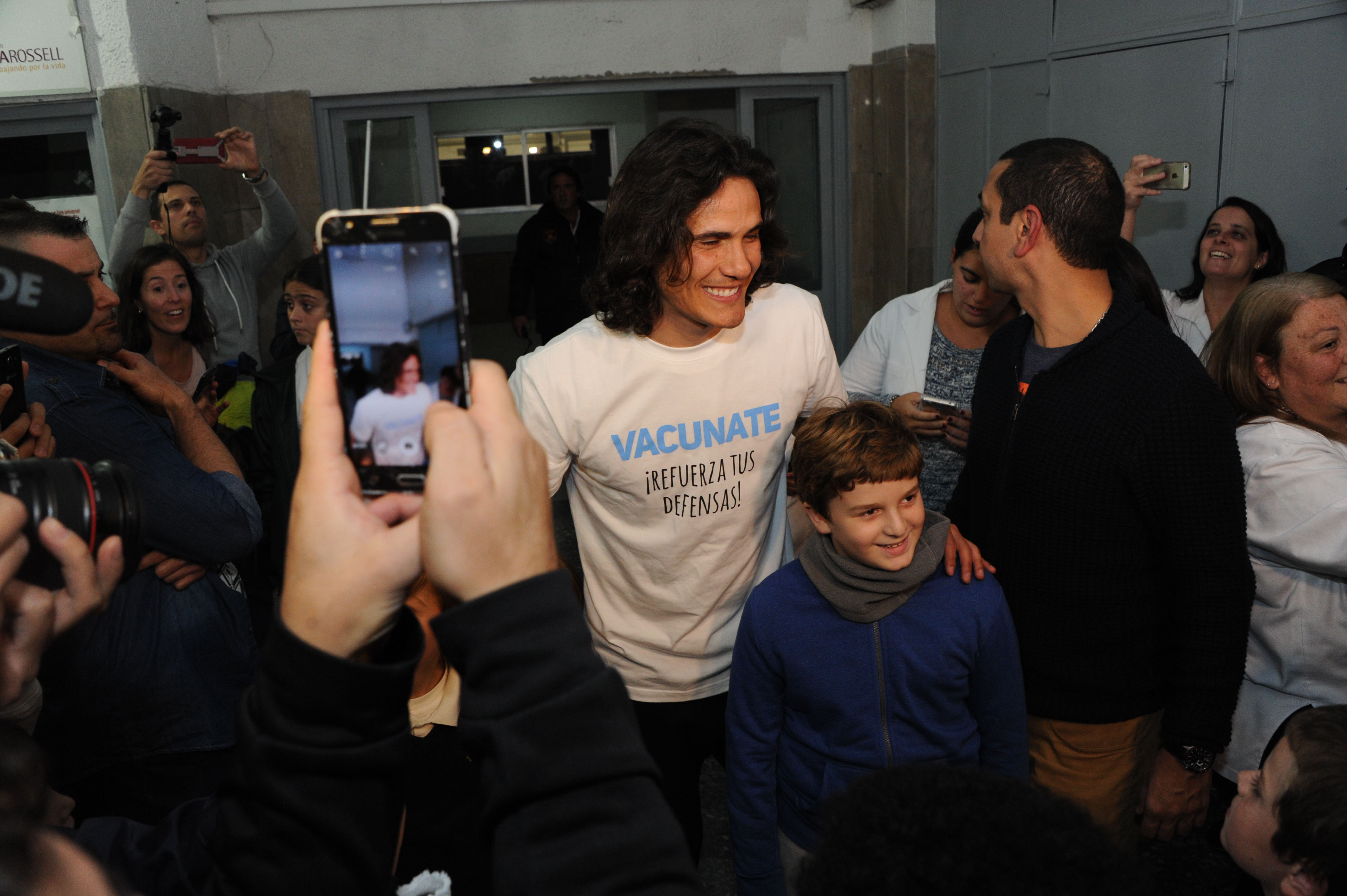 Jorge Basso y el futbolista Edinson Cavani participaron de jornada de vacunación