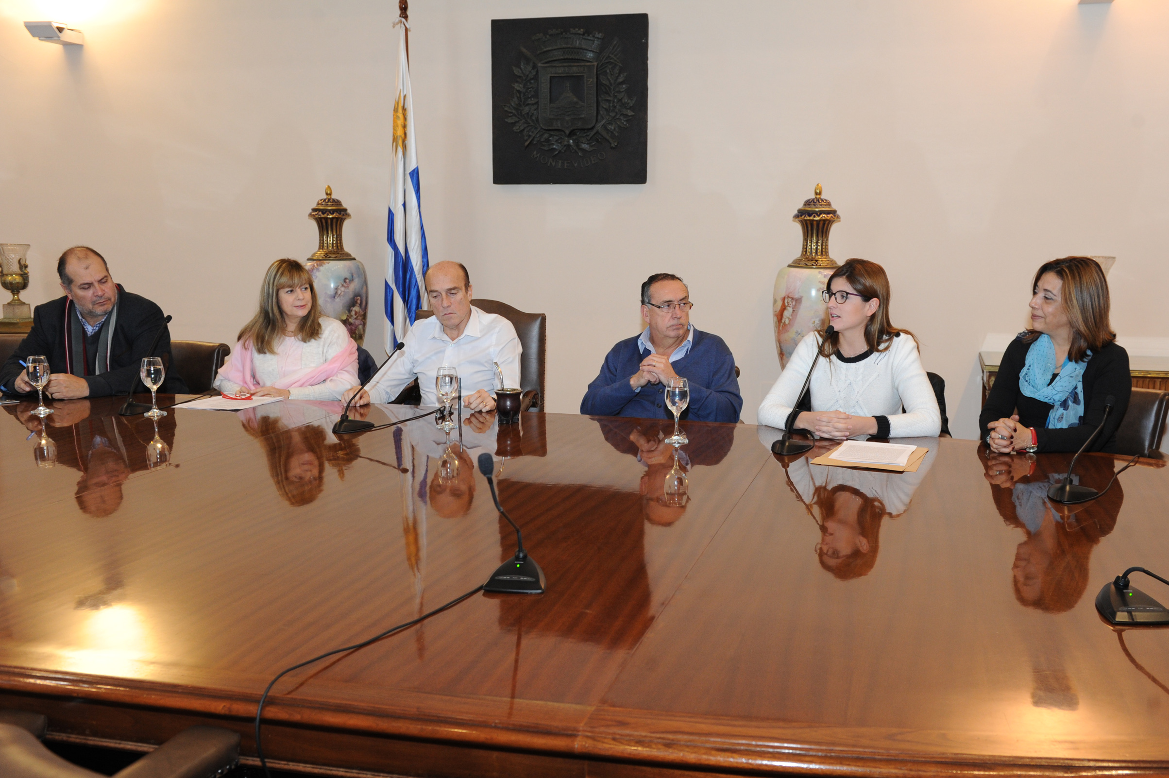 Autoridades de Inisa e Intendencia de Montevideo, durante la firma de convenio