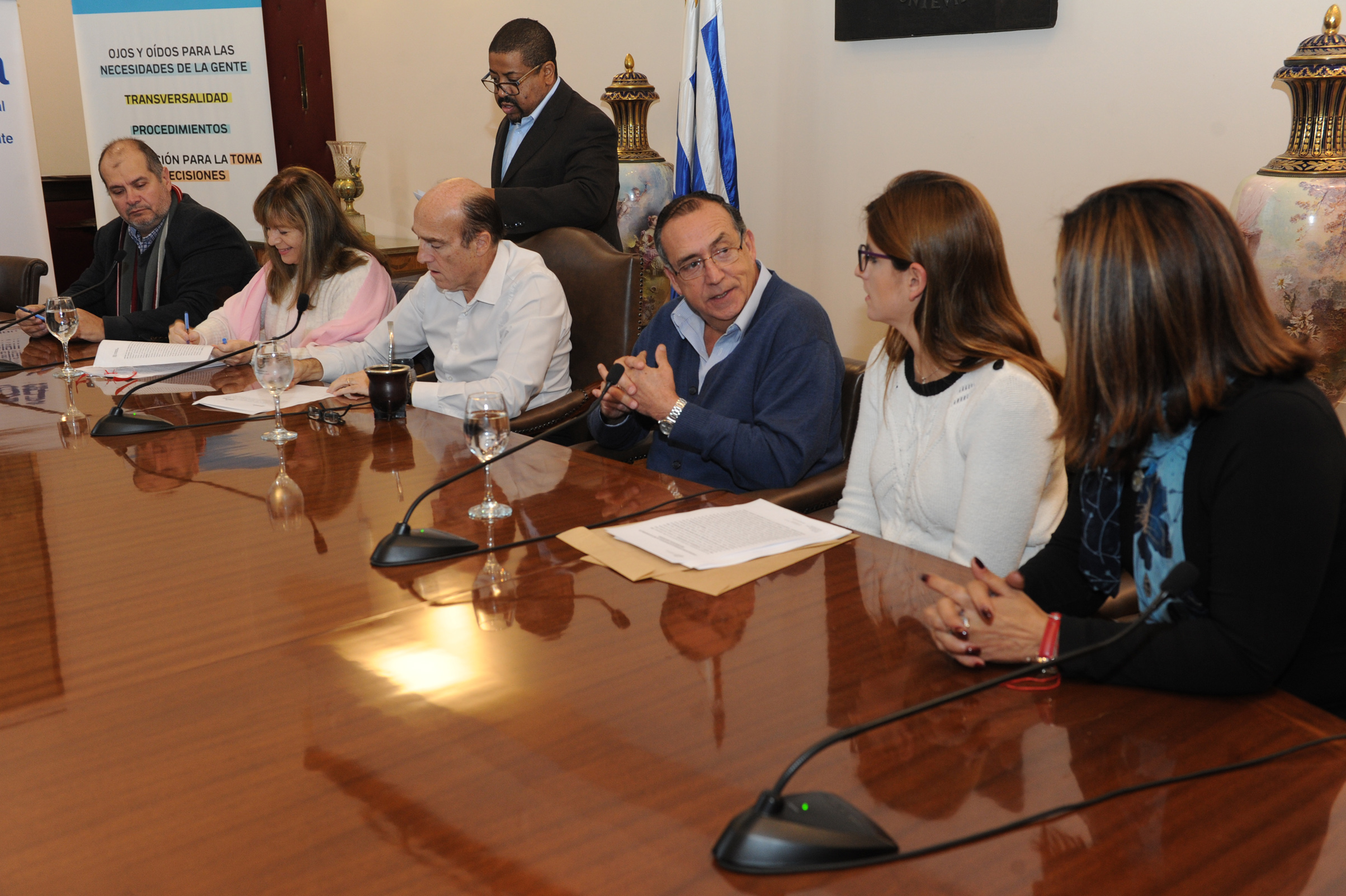 Autoridades de Inisa e Intendencia de Montevideo, durante la firma de convenio