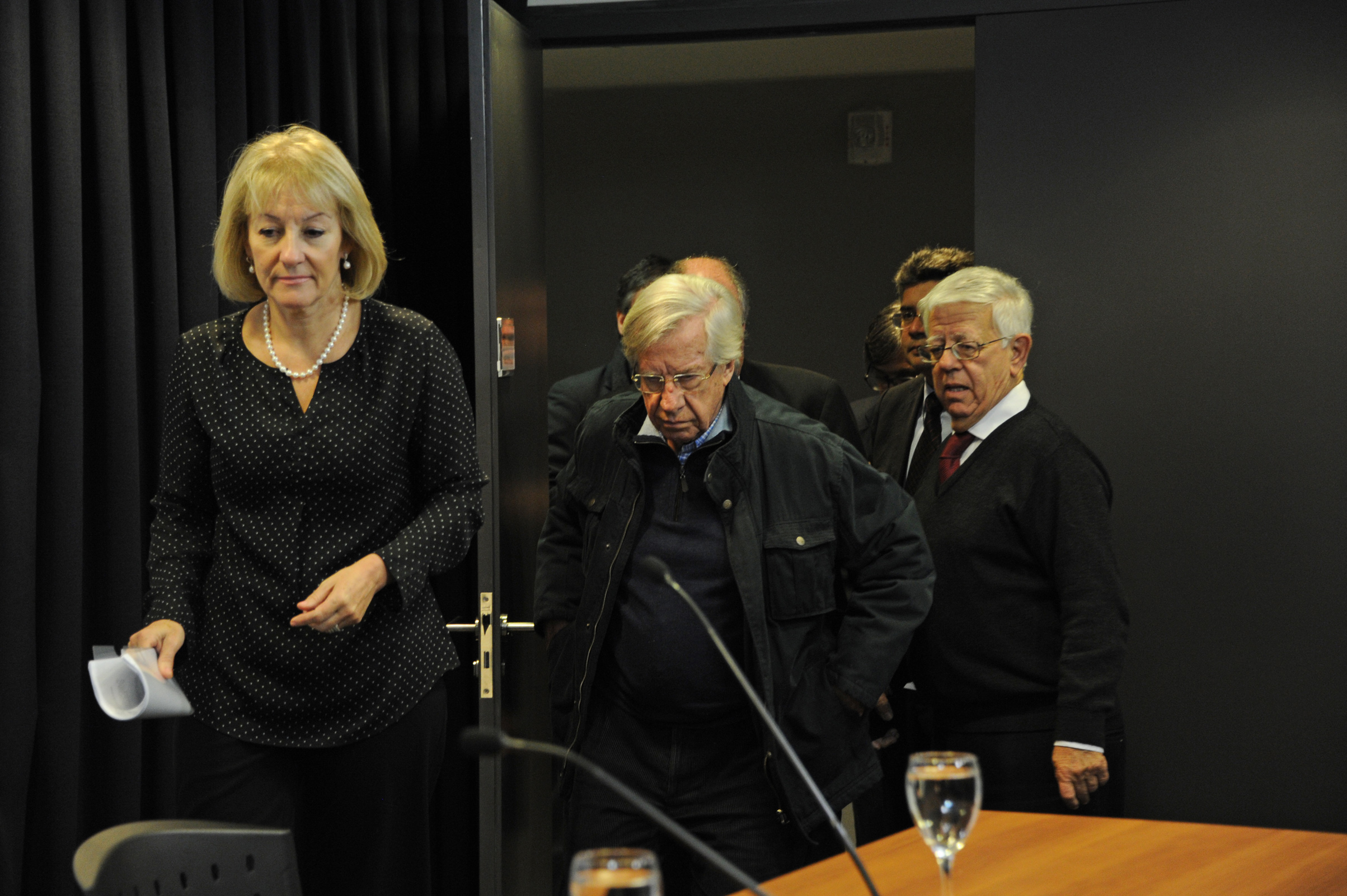 Llegada de los ministros a la Sala de Prensa