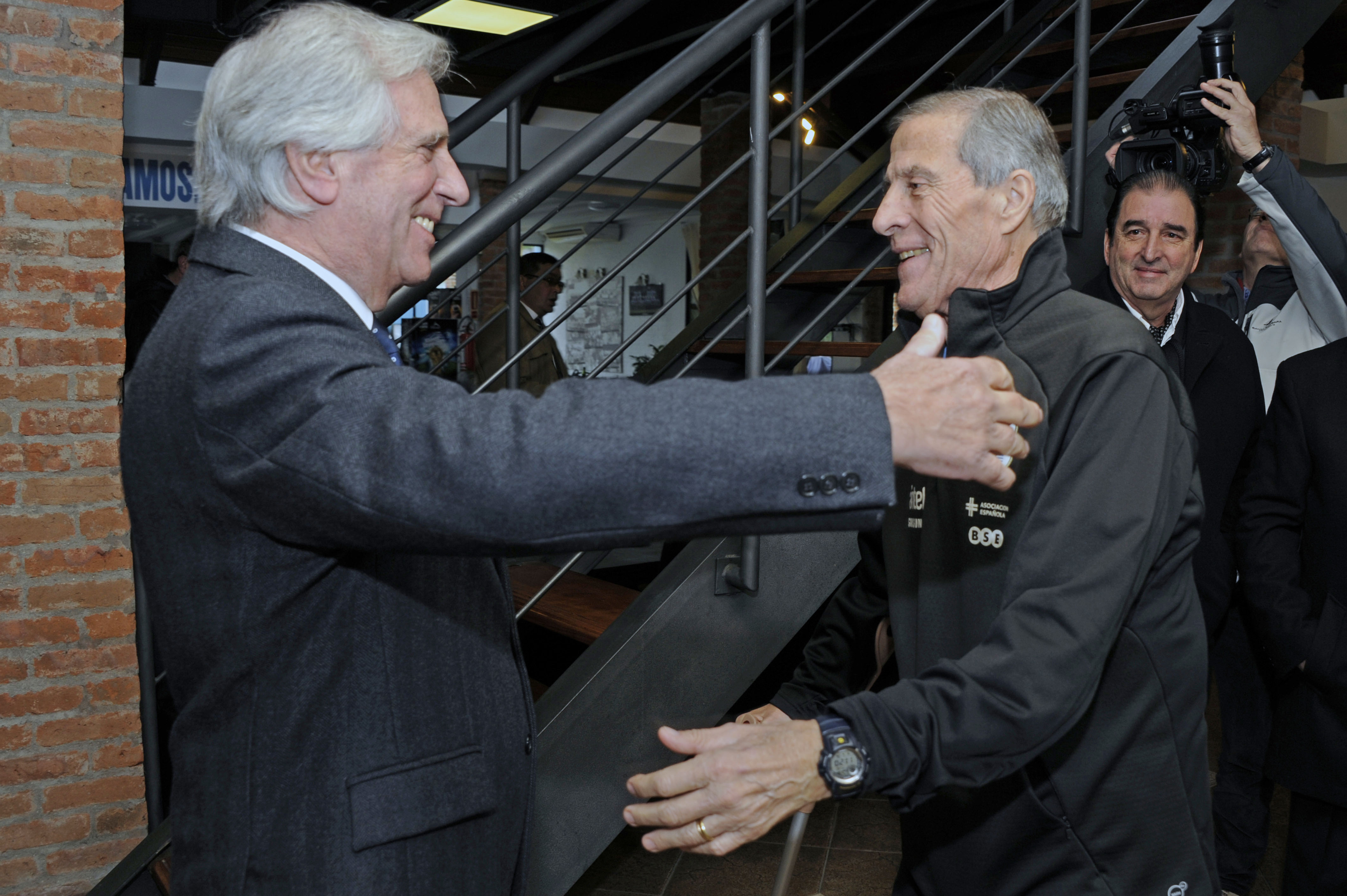 Tabaré Vázquez y el maestro Óscar Washington Tabárez se saludan