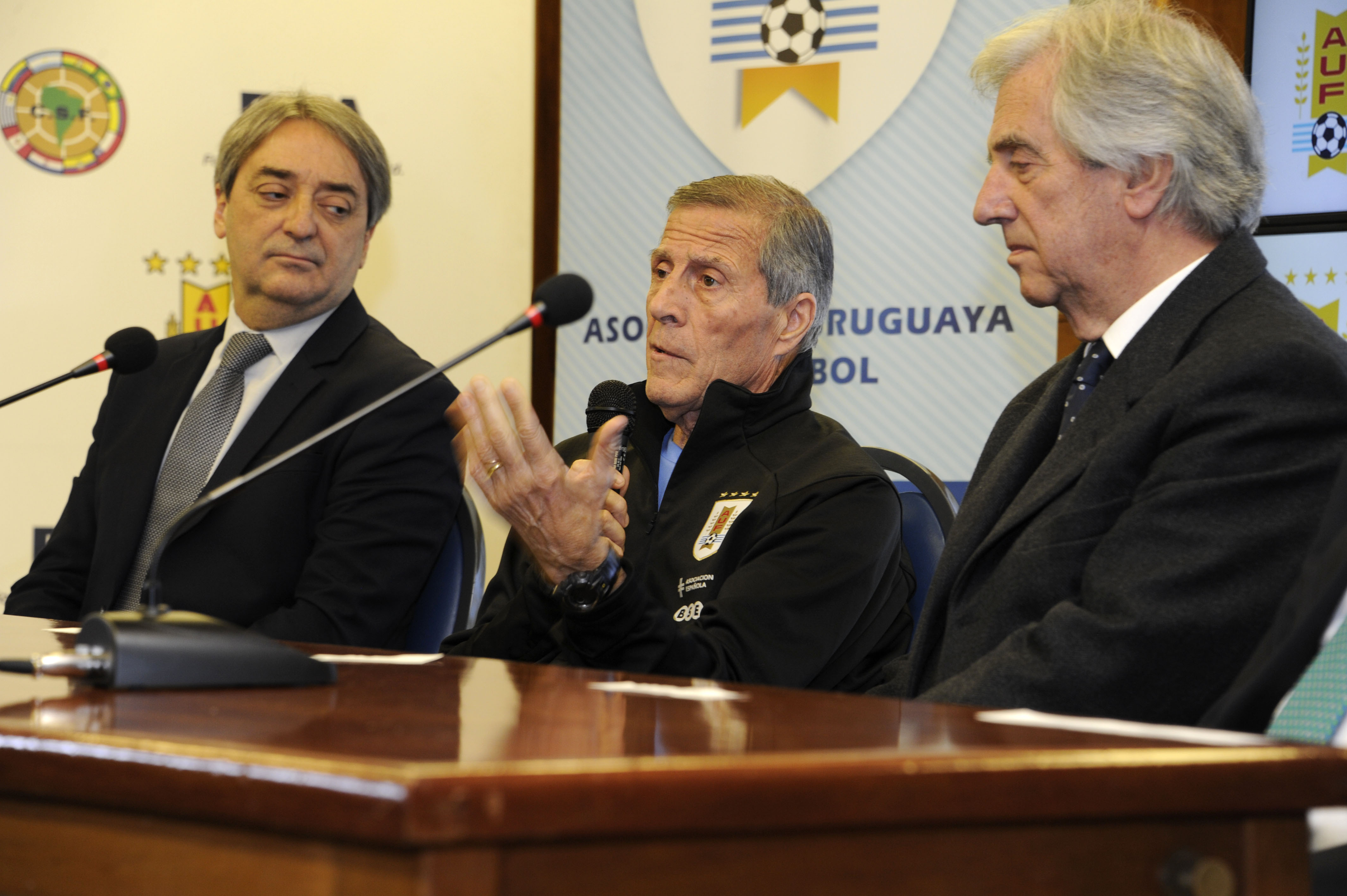 Jorge Cáceres, el maestro Óscar Washington Tabárez y Tabaré Vázquez