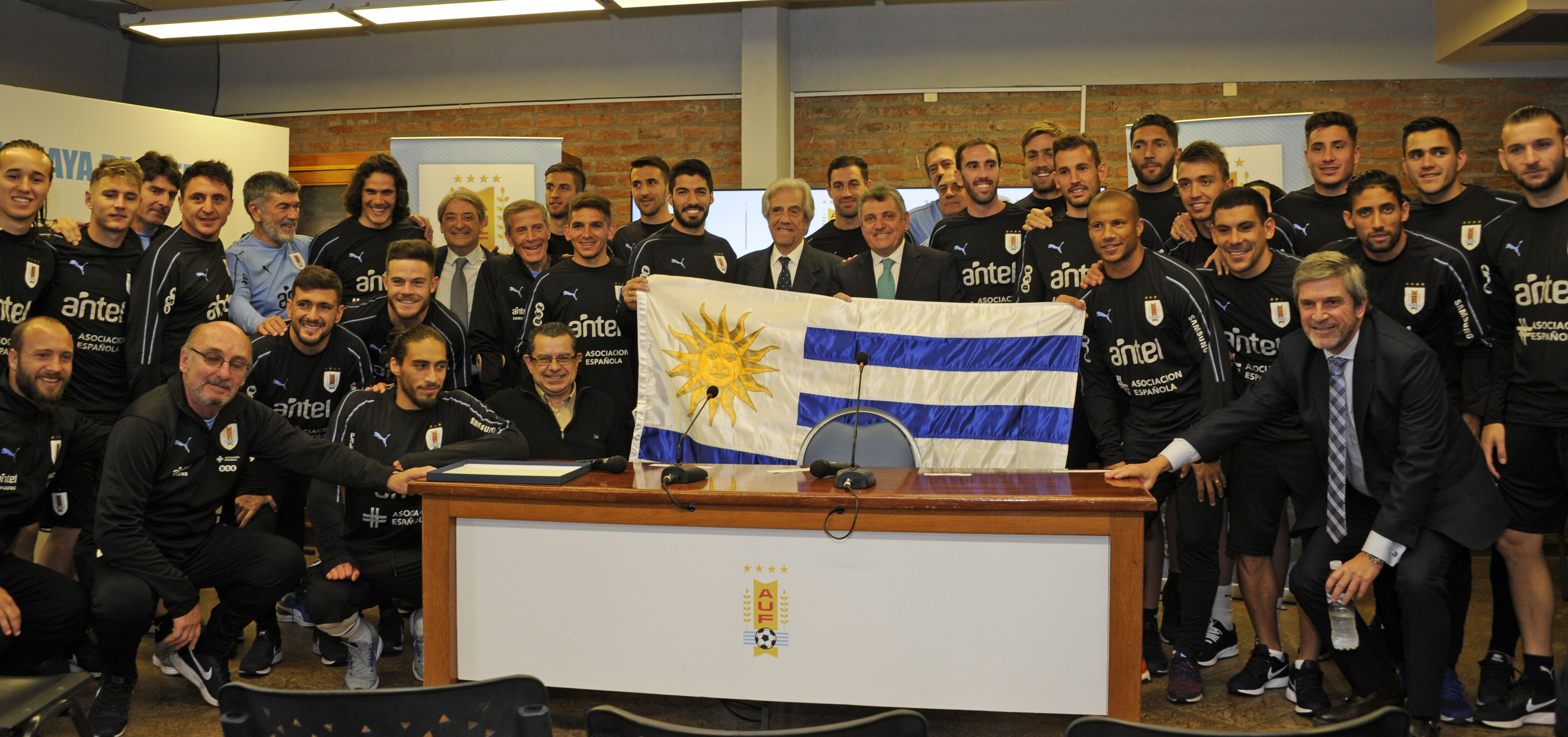 Tabaré Vázquez hace entrega del Pabellón Nacional a los jugadores que nos van a representar en el mundial de Rusia 2018