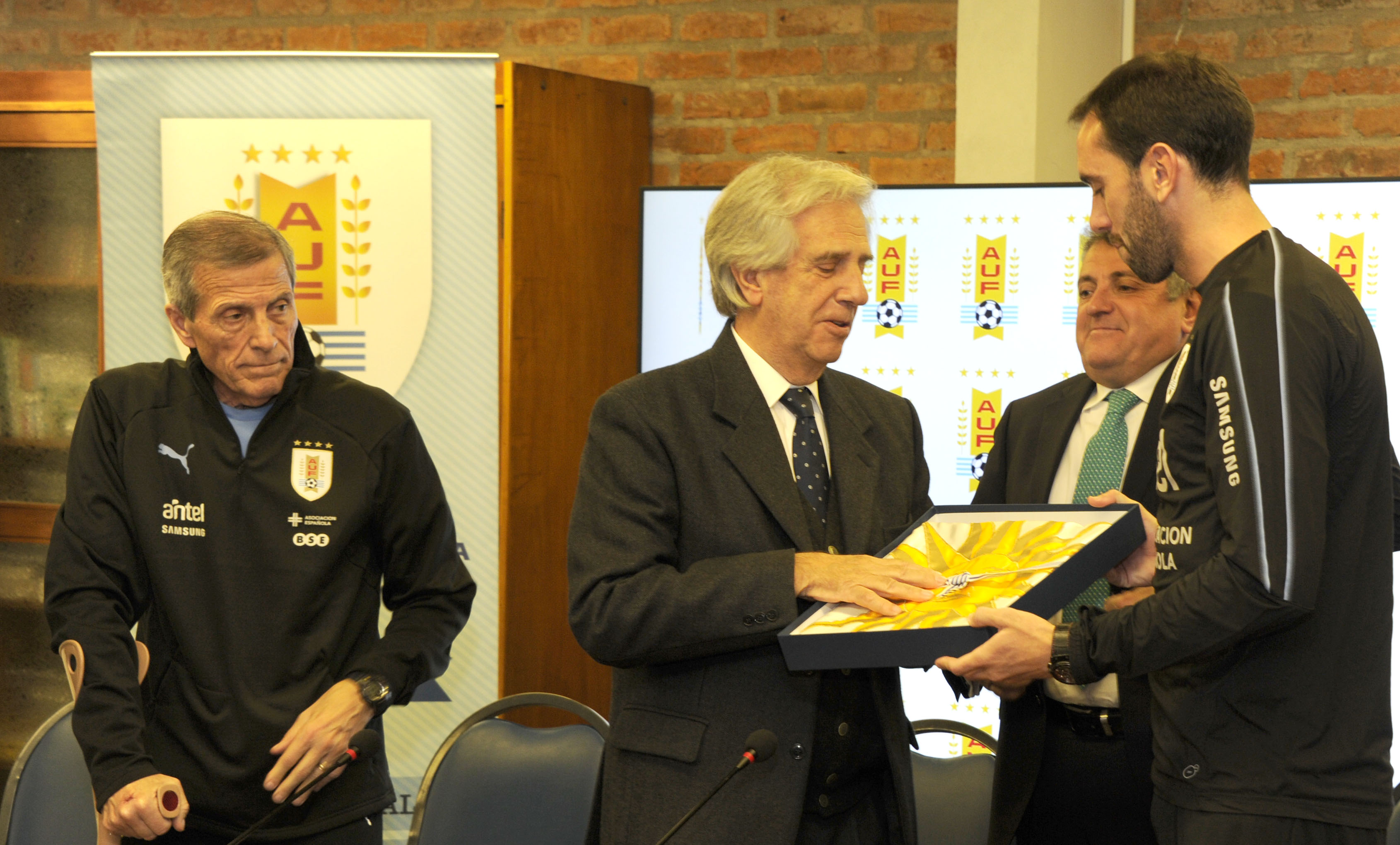 Tabaré Vázquez hace entrega del Pabellón Nacional a los jugadores que nos van a representar en el mundial de Rusia 2018