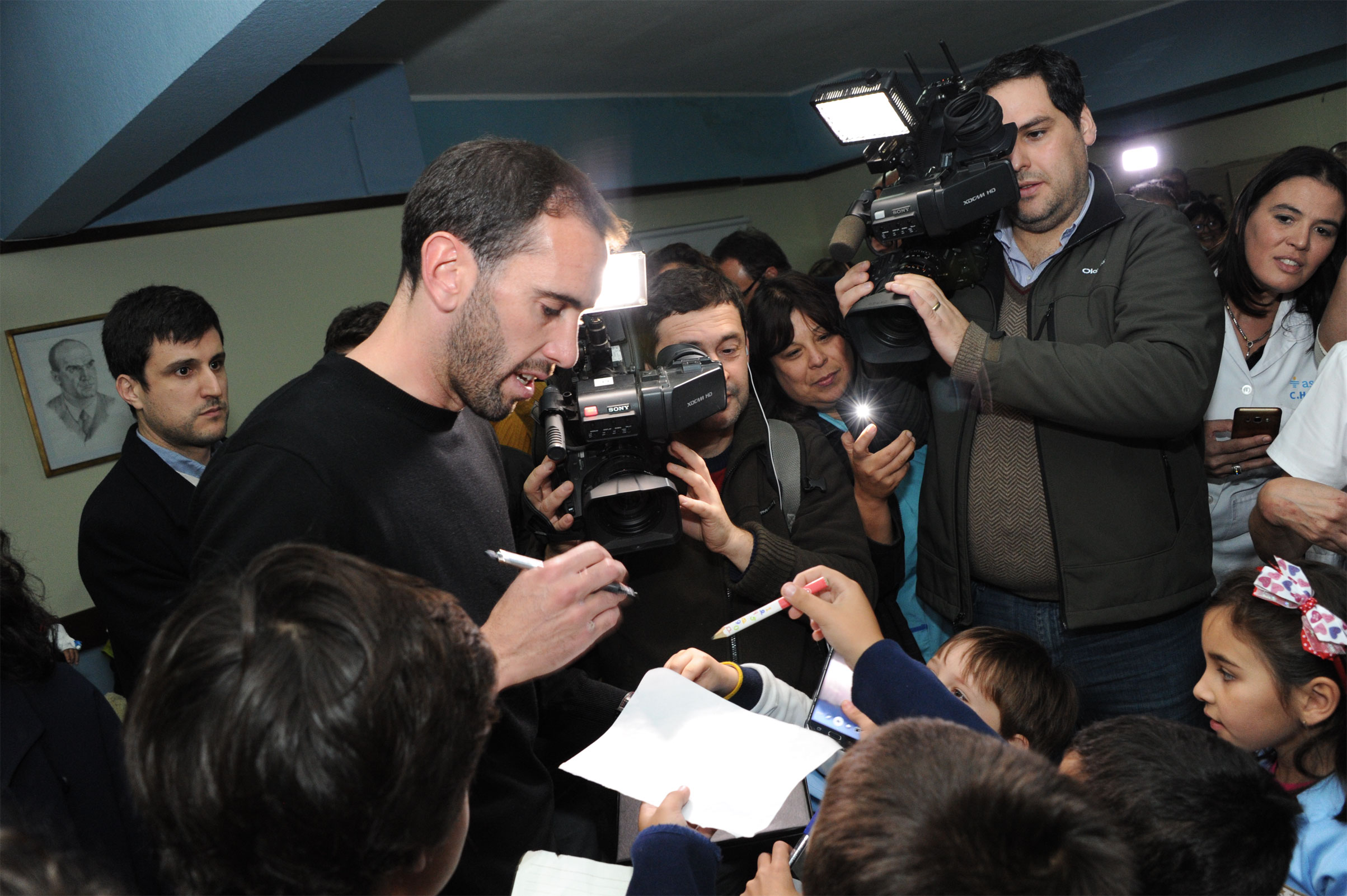 Diego Godín es nombrado padrino del hospital Pereira Rossell