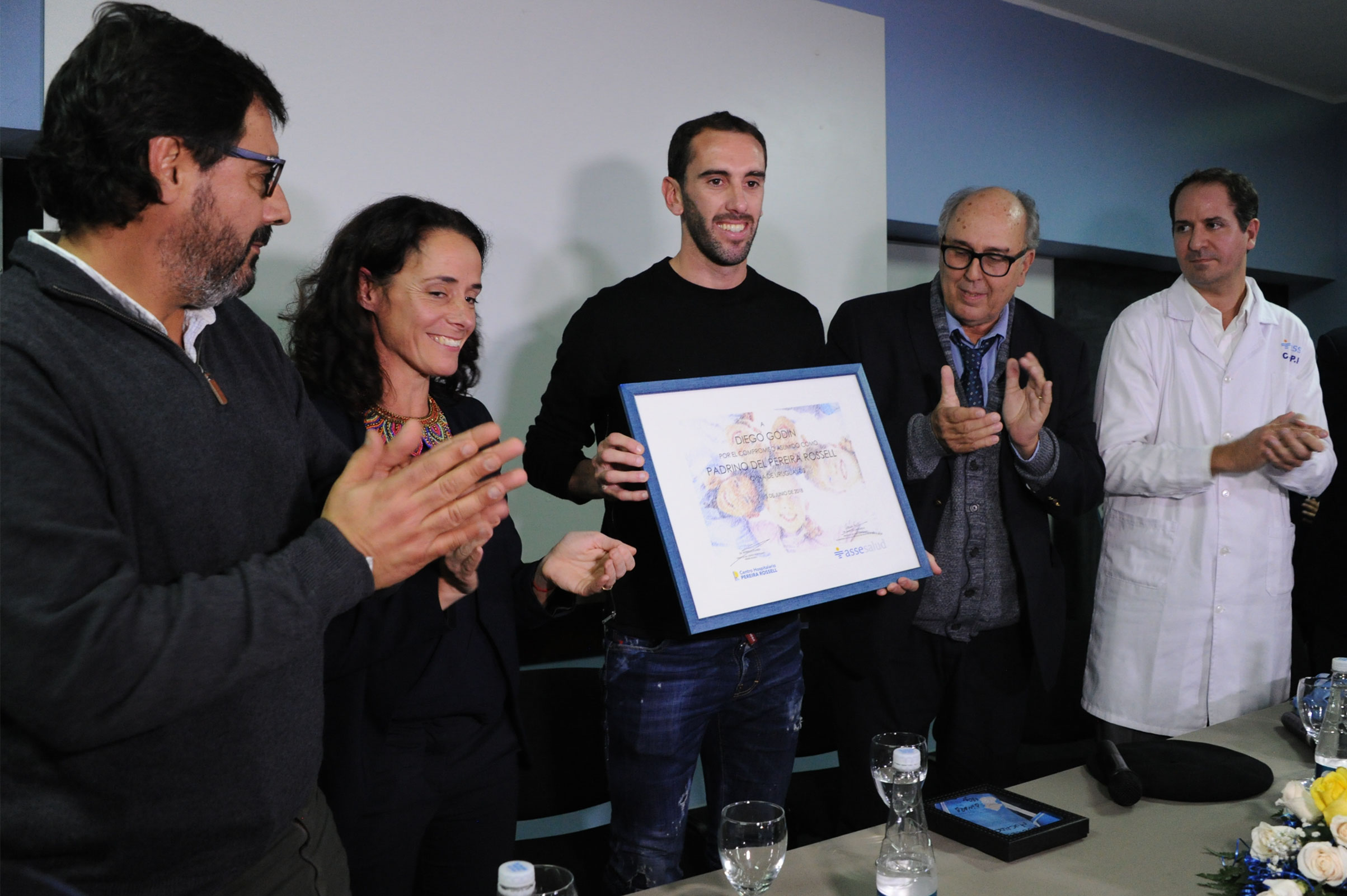 Diego Godín es nombrado padrino del hospital Pereira Rossell