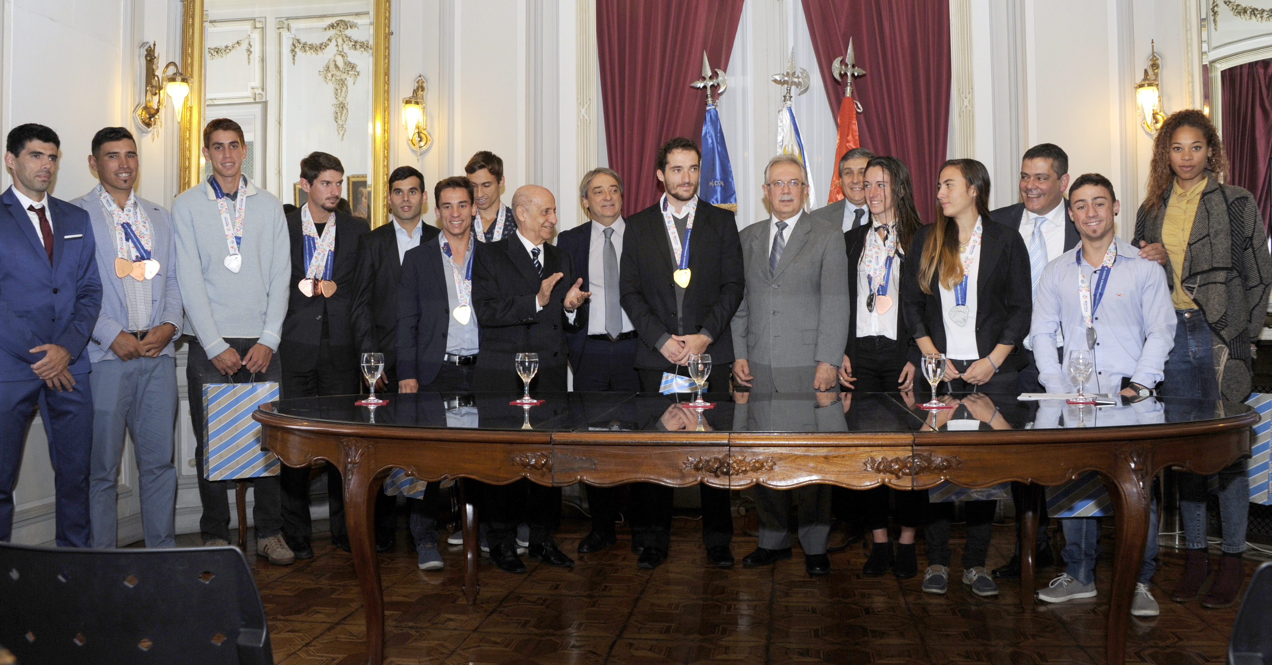 Ministerio de Defensa entregó reconocimiento a los 13 deportistas becados que integraron la delegación en los Juegos Odesur 2018
