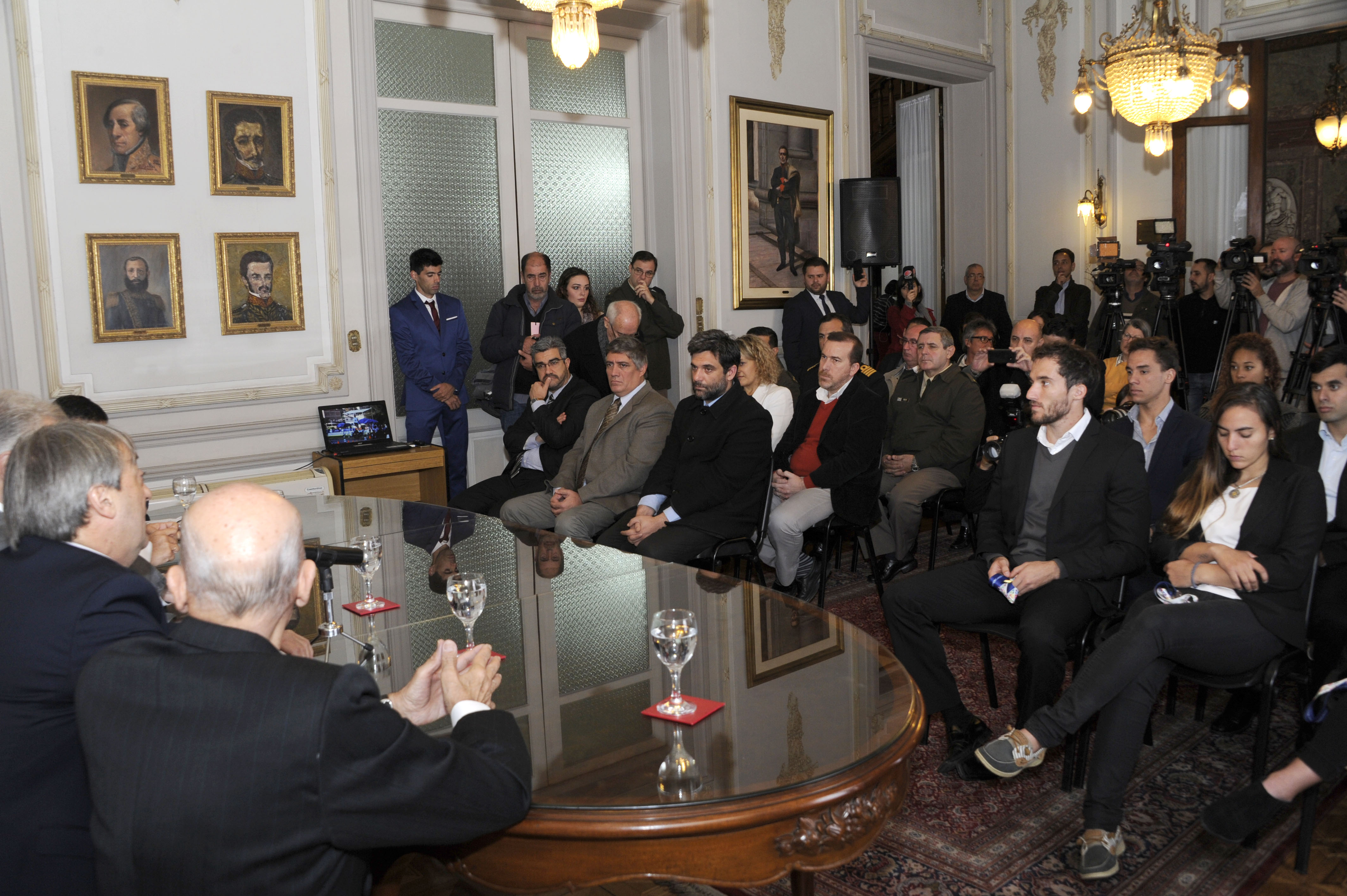 Ministerio de Defensa entregó reconocimiento a los 13 deportistas becados que integraron la delegación en los Juegos Odesur 2018