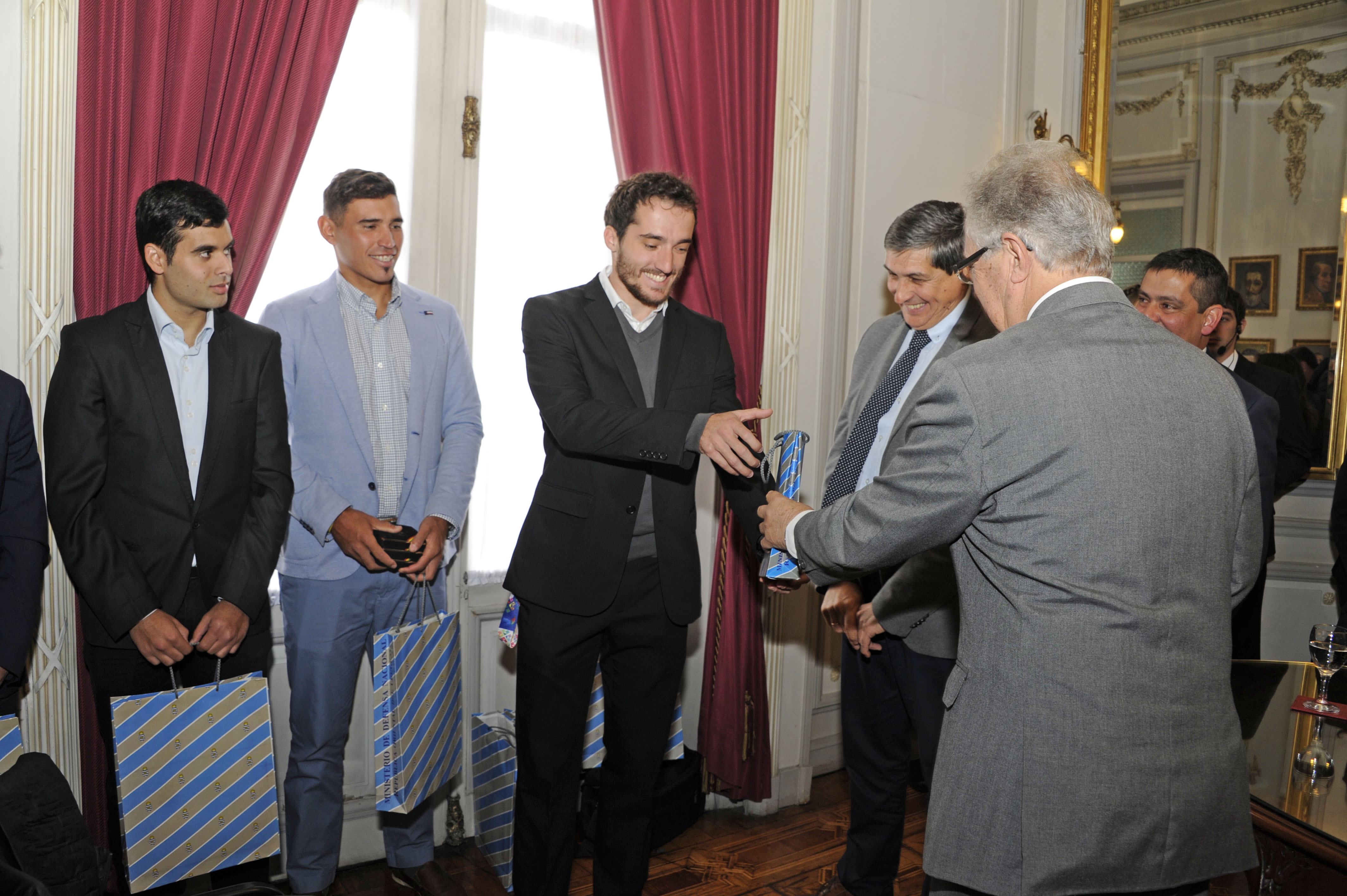 Ministerio de Defensa entregó reconocimiento a los 13 deportistas becados que integraron la delegación en los Juegos Odesur 2018