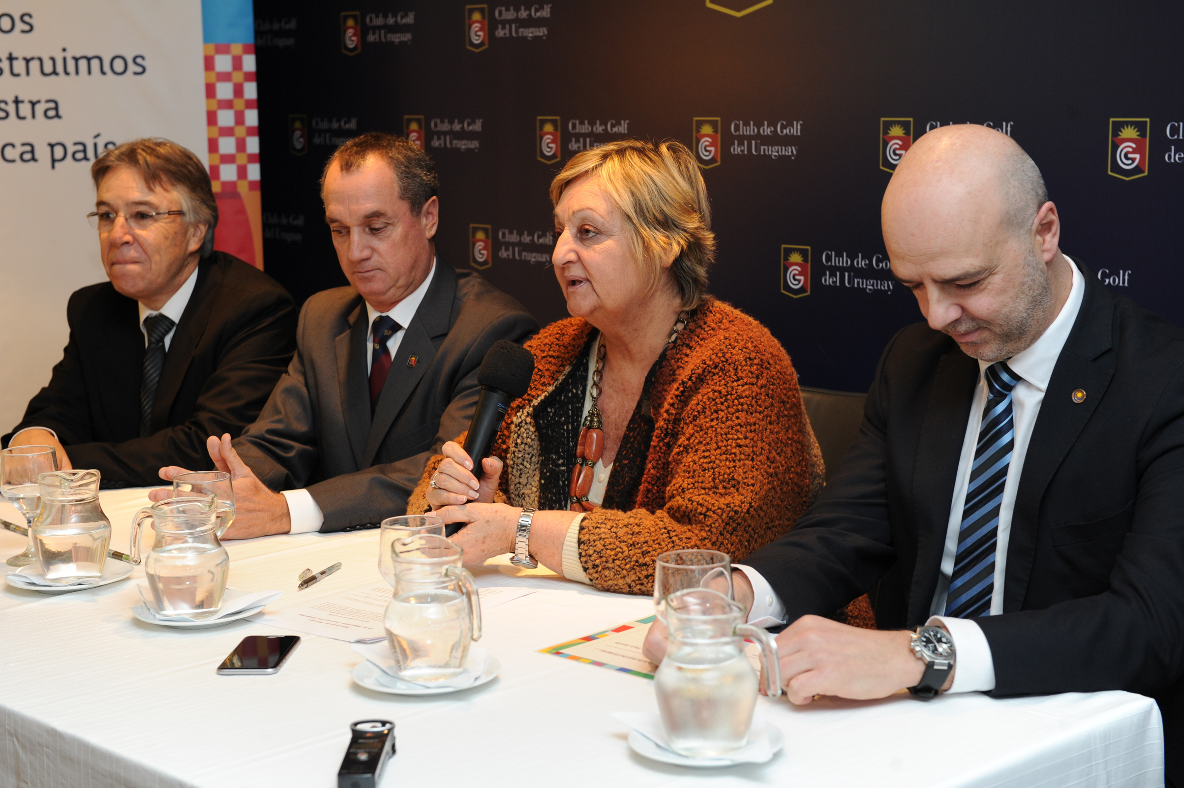 Ministra de Turismo, Liliam Kechichian, dirigiéndose a los presentes