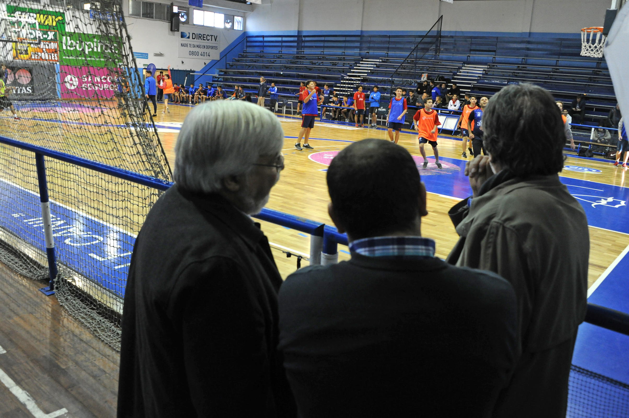 Autoridades en el Club Malvín, en el marco de la celebración de los 8 años del programa Pelota al Medio a la Esperanza