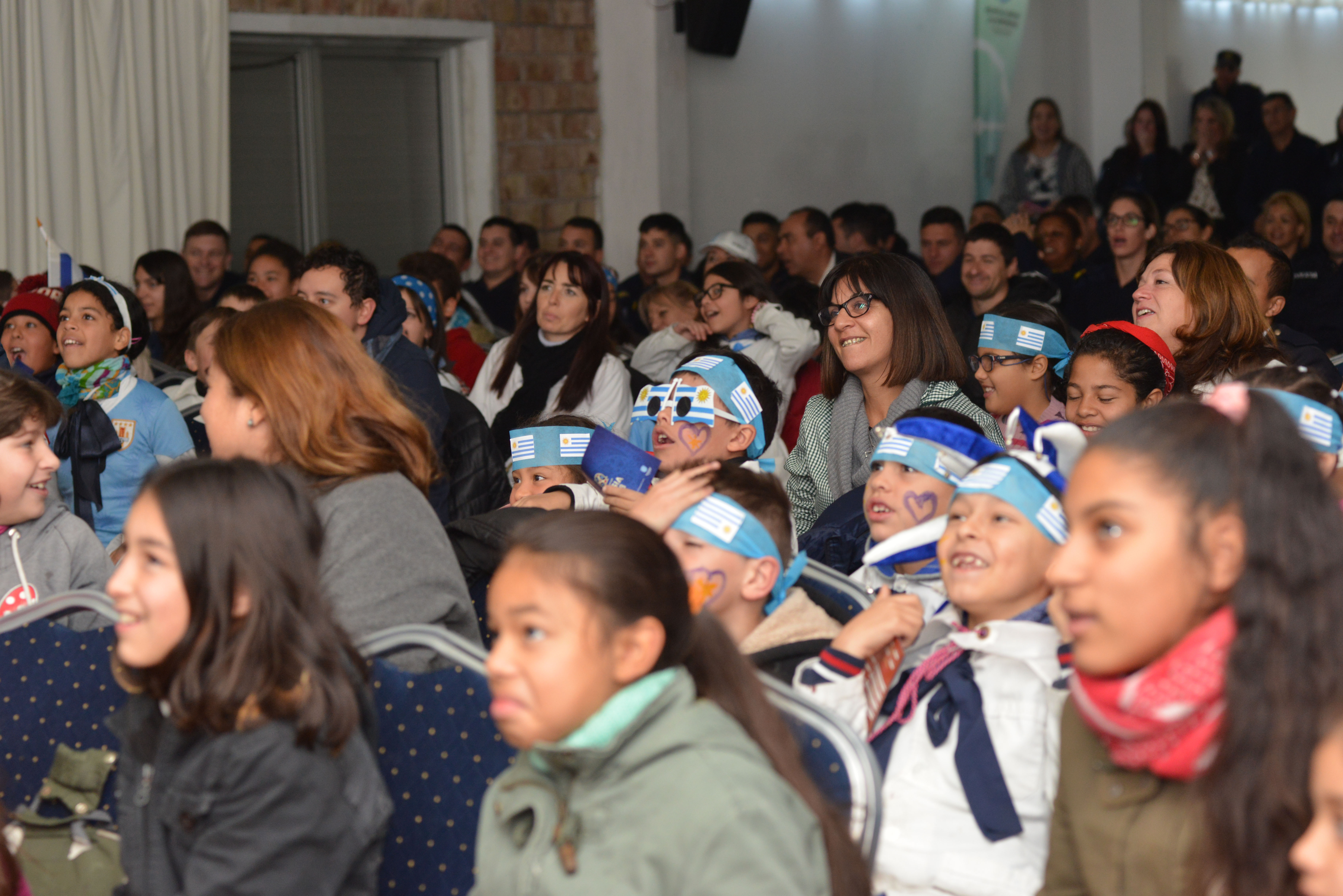 Escolares comparten el partido de Uruguay en la Escuela Nacional de Policía