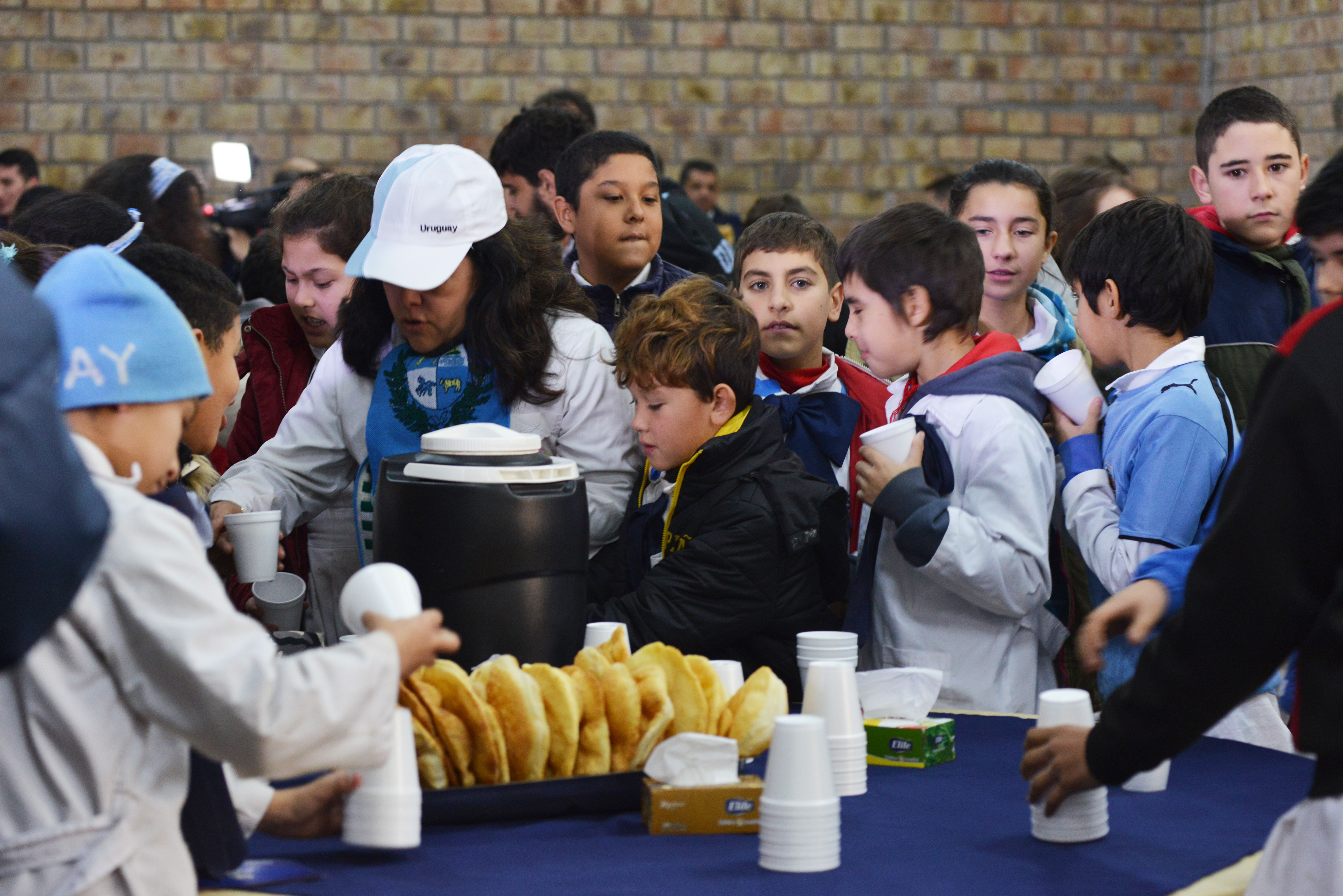 Escolares comparten el partido de Uruguay en la Escuela Nacional de Policía