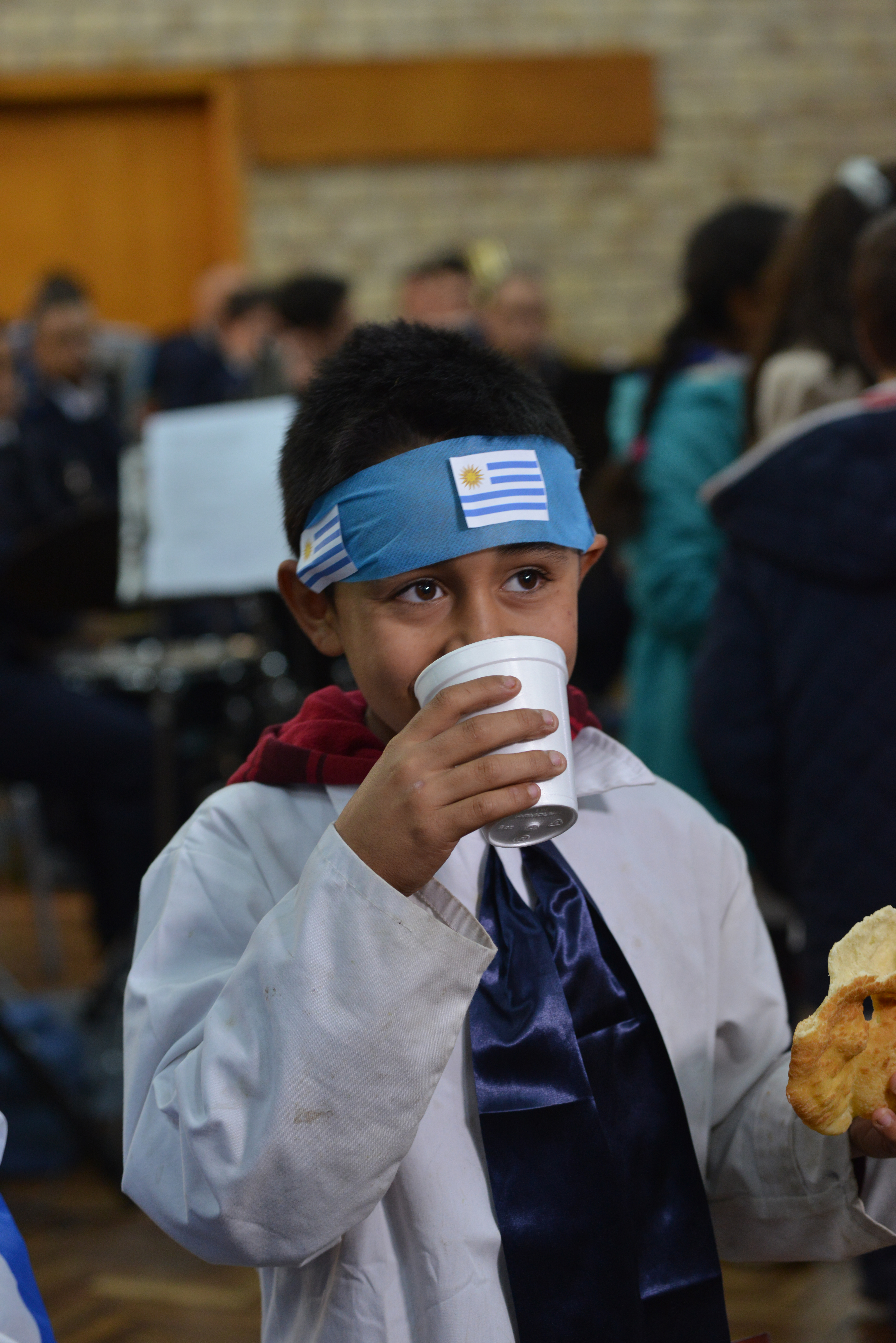 Escolares comparten el partido de Uruguay en la Escuela Nacional de Policía