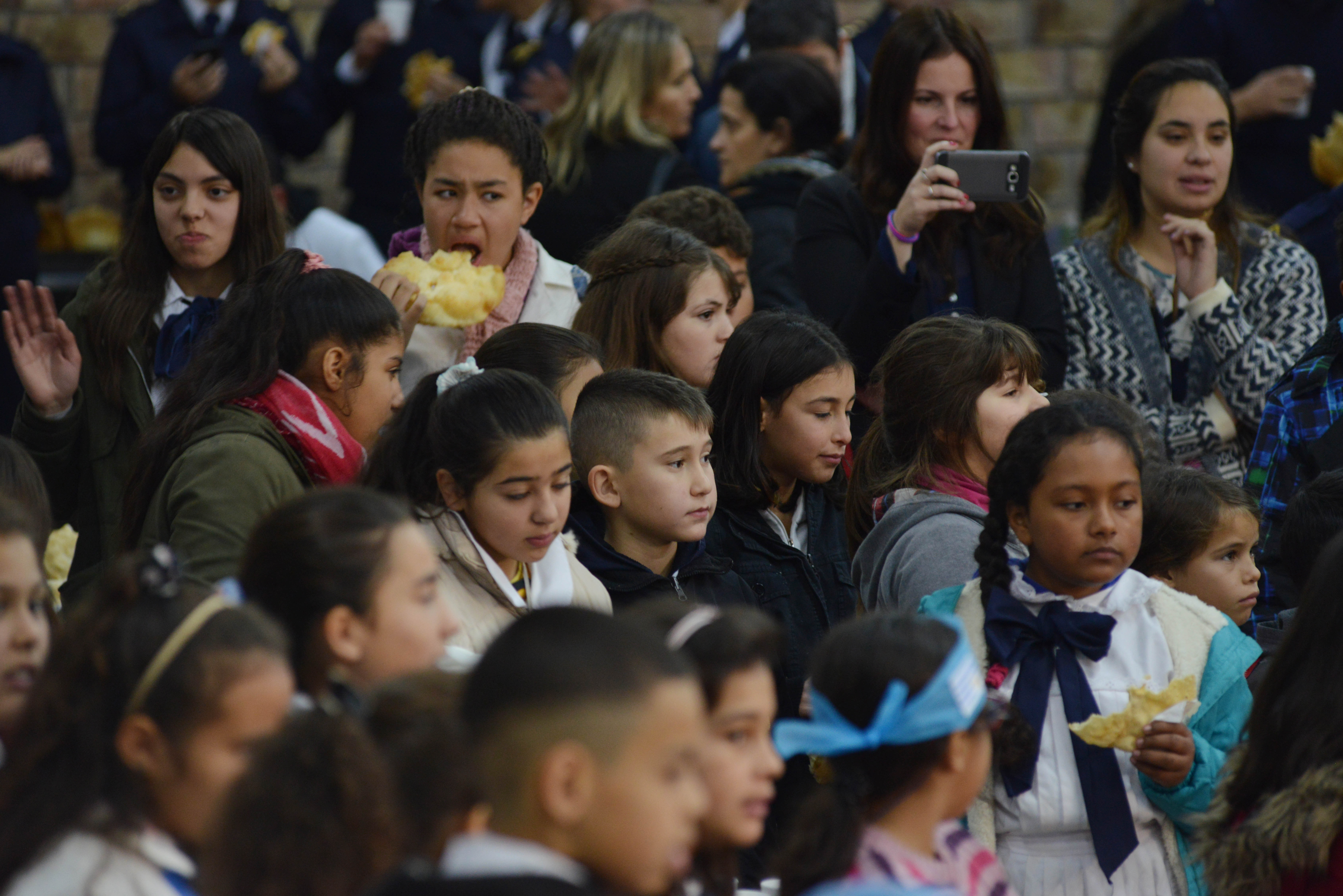 Escolares disfrutaron el debut de Uruguay en el Mundial de Rusia 2018 en la Escuela Nacional de Policía