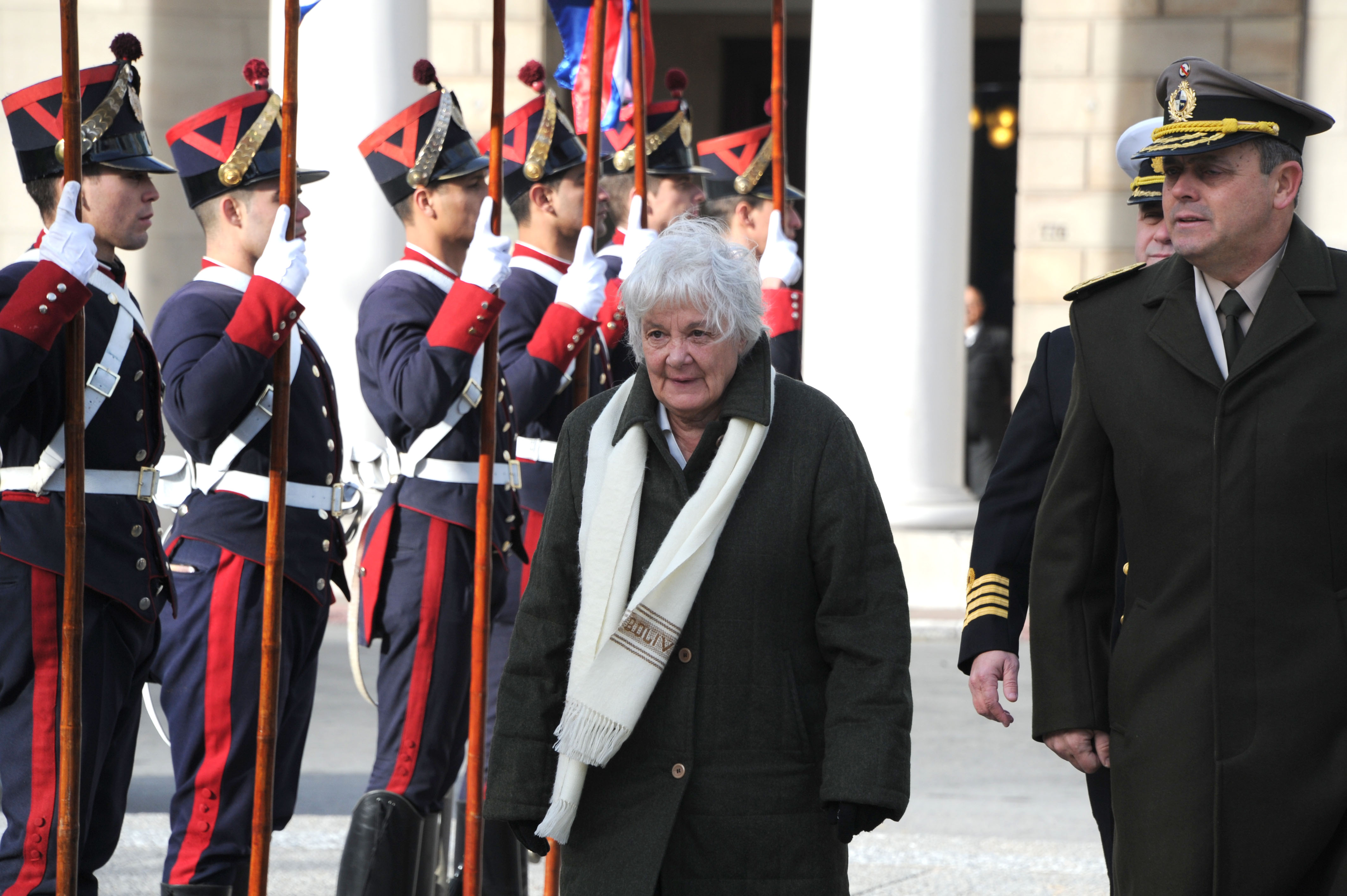 Vicepresidenta Topolansky llega a la plaza Independencia