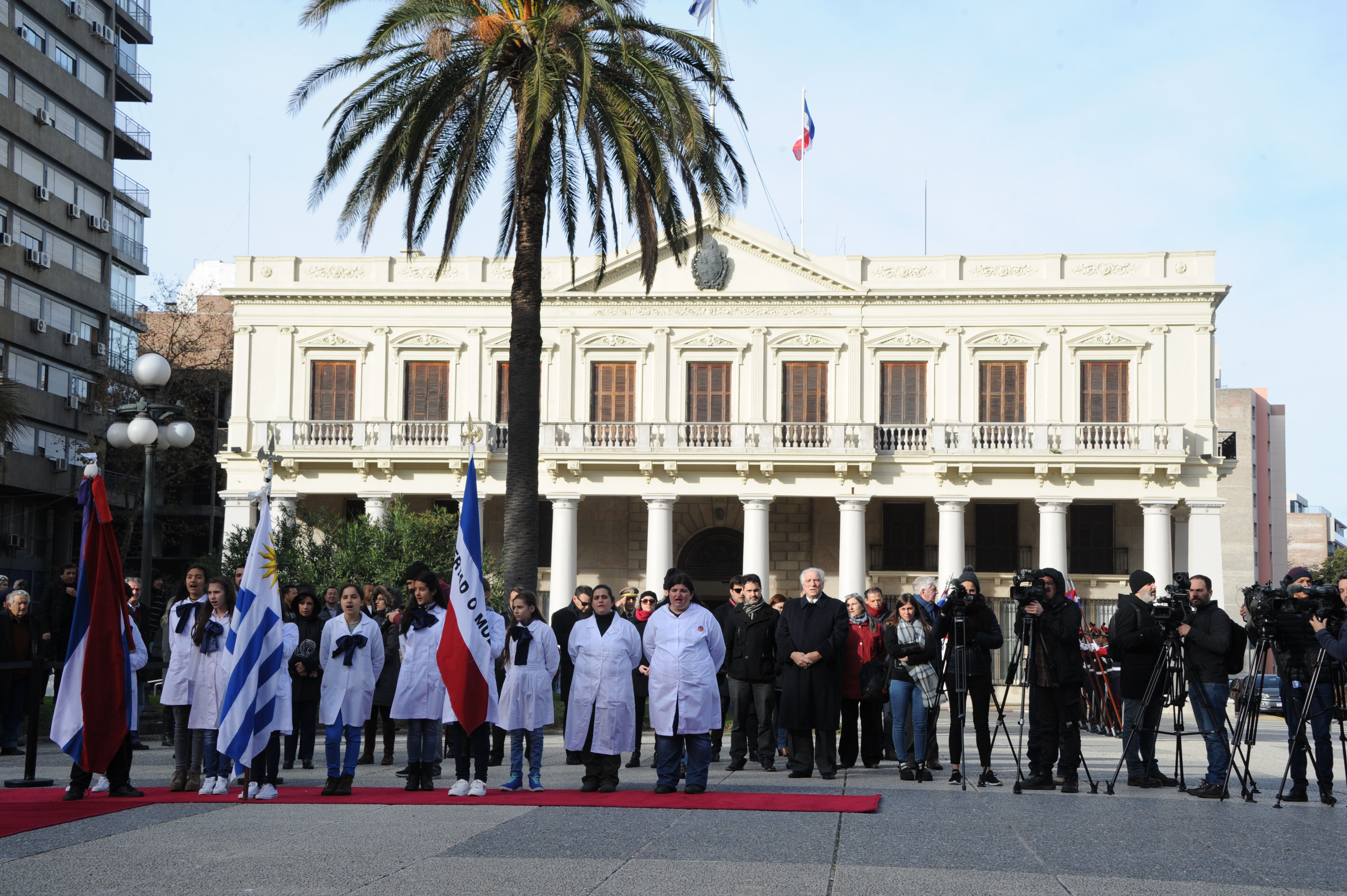 Vicepresidenta Topolansky y autoridades en el acto conmemorativo del natalicio del prócer José Artigas