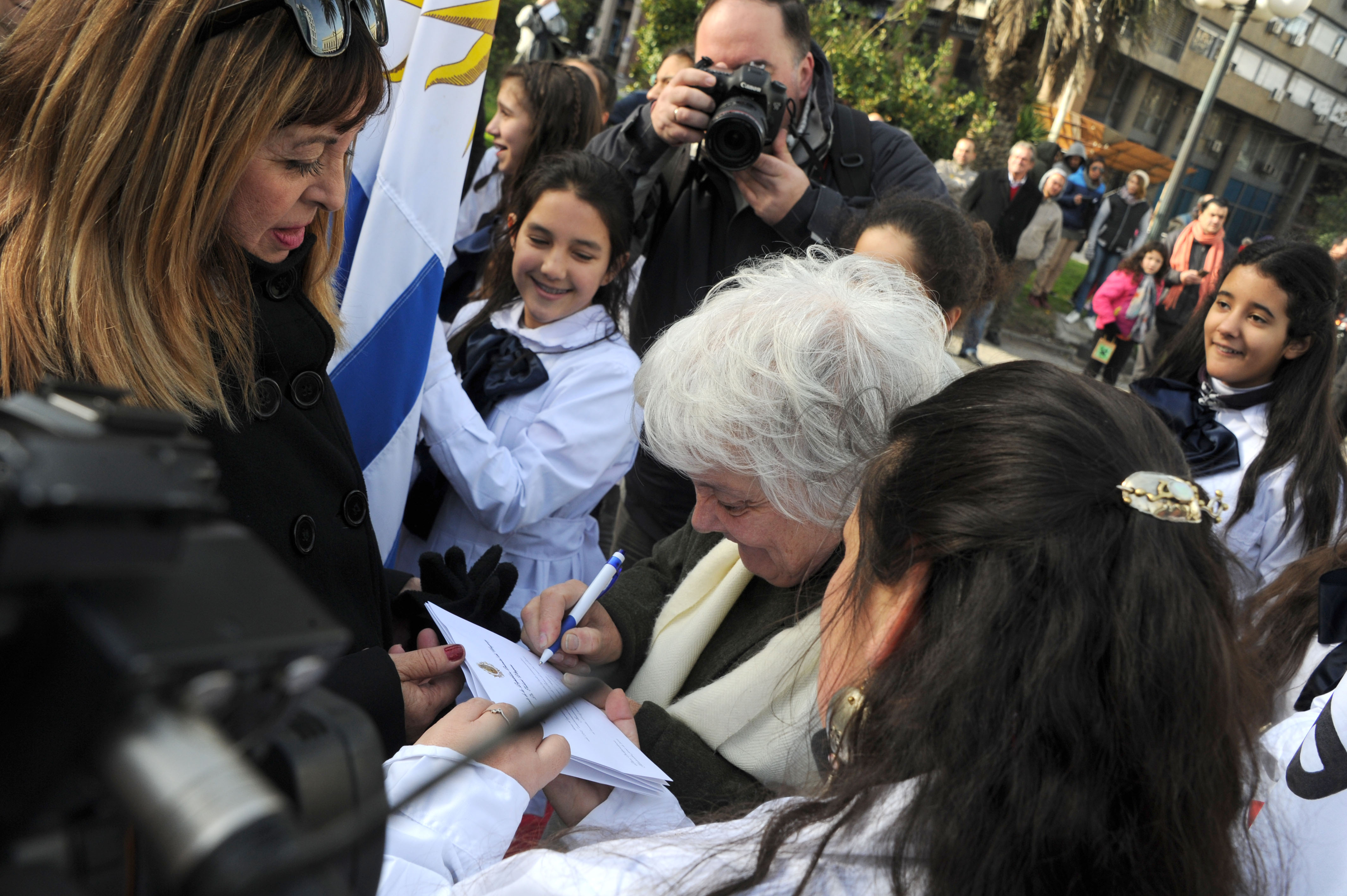 Vicepresidenta Topolansky saluda a escolares presentes en el acto