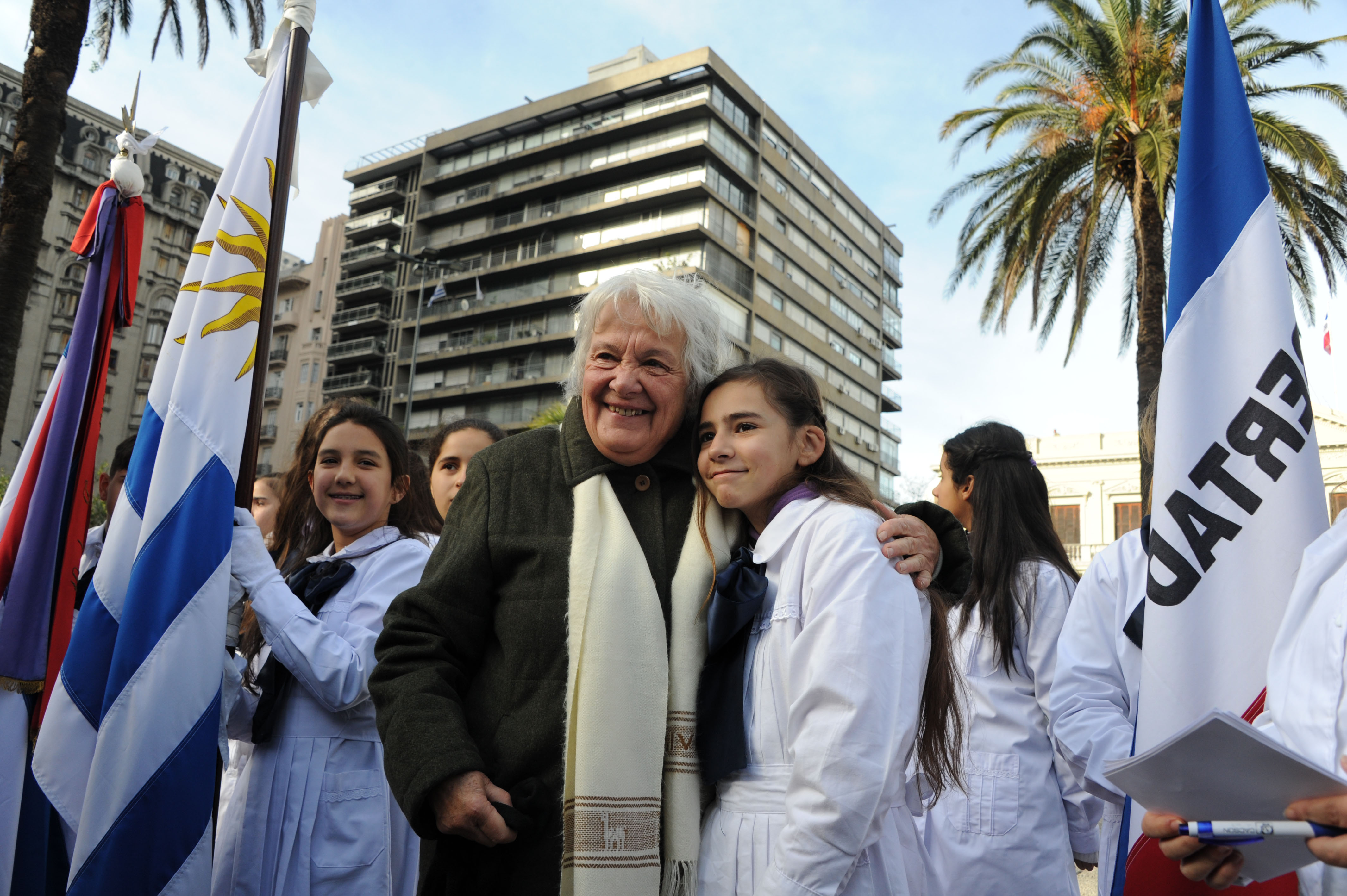 Vicepresidenta Topolansky saluda a escolares presentes en el acto