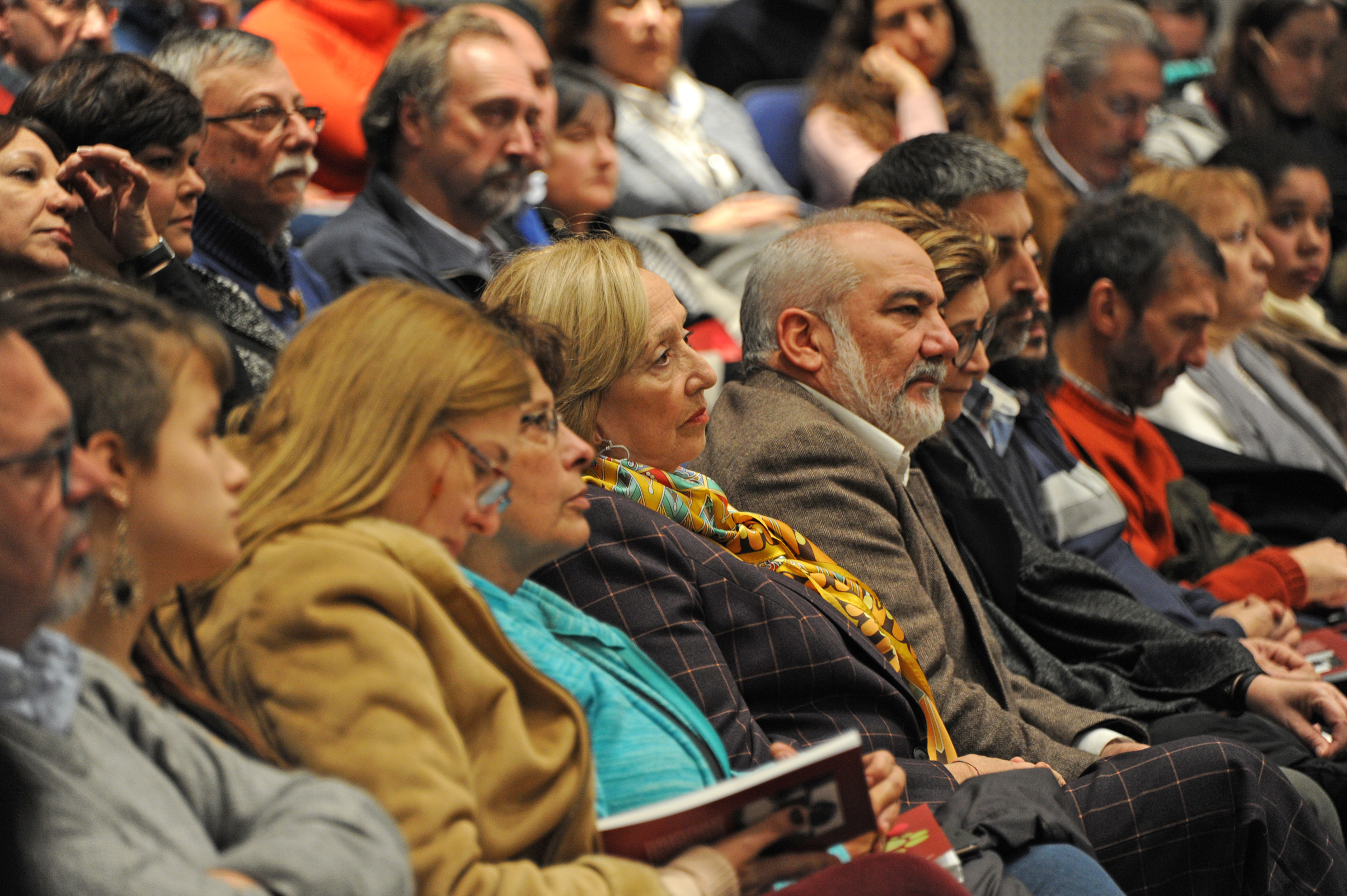 Autoridades y público asistentes a la actividad