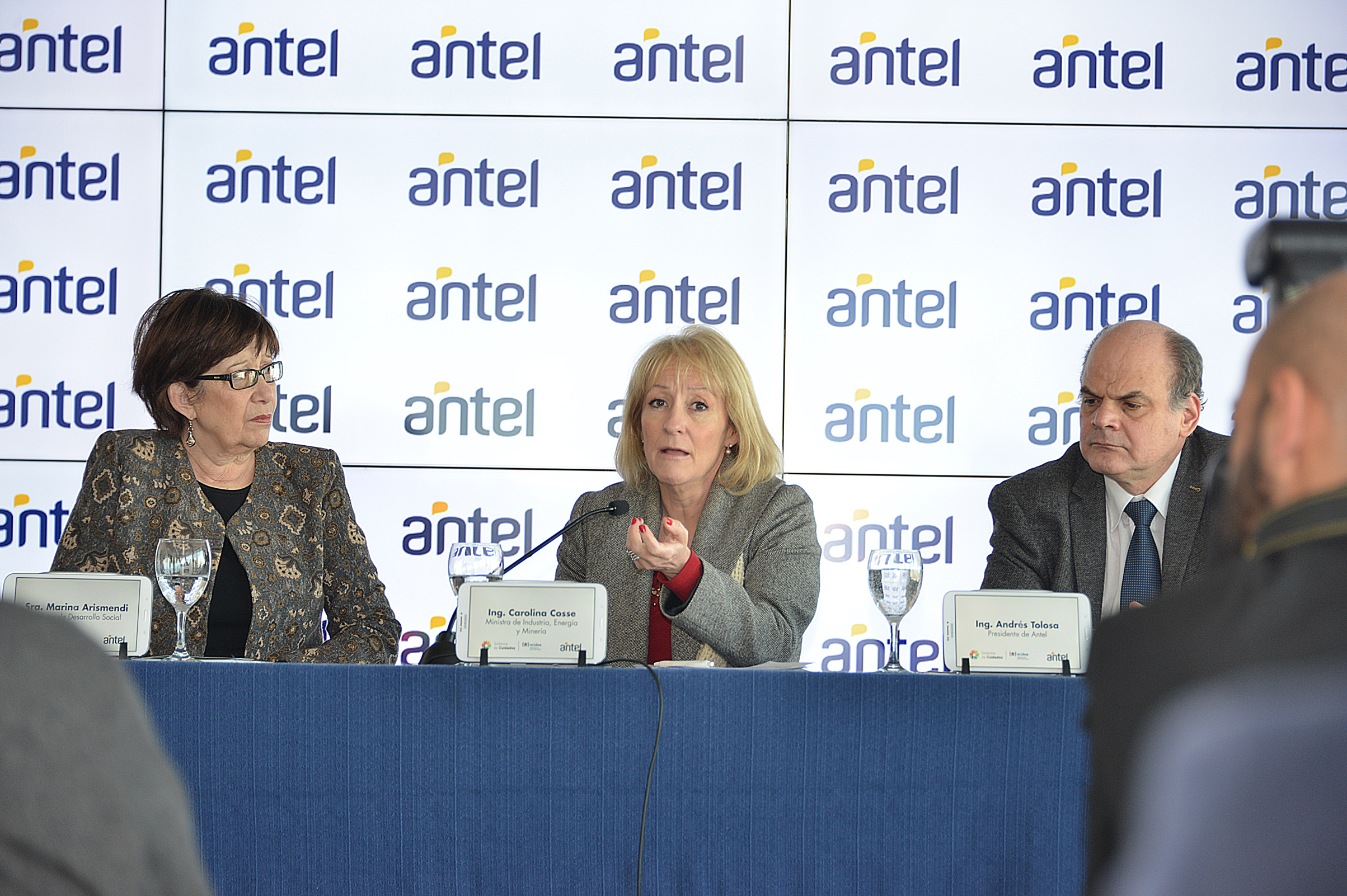 Ministra Carolina Cosse, dirigiéndose a los presentes