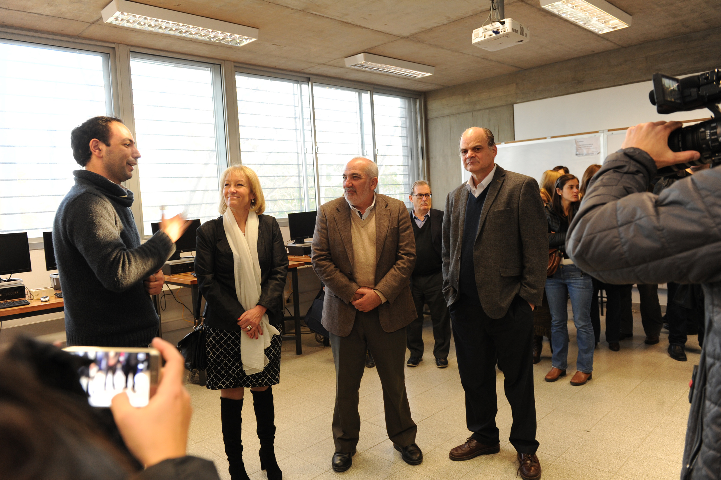 Autoridades durante la apertura de nuevo bachillerato de UTU con orientación en tecnologías de la información y redes