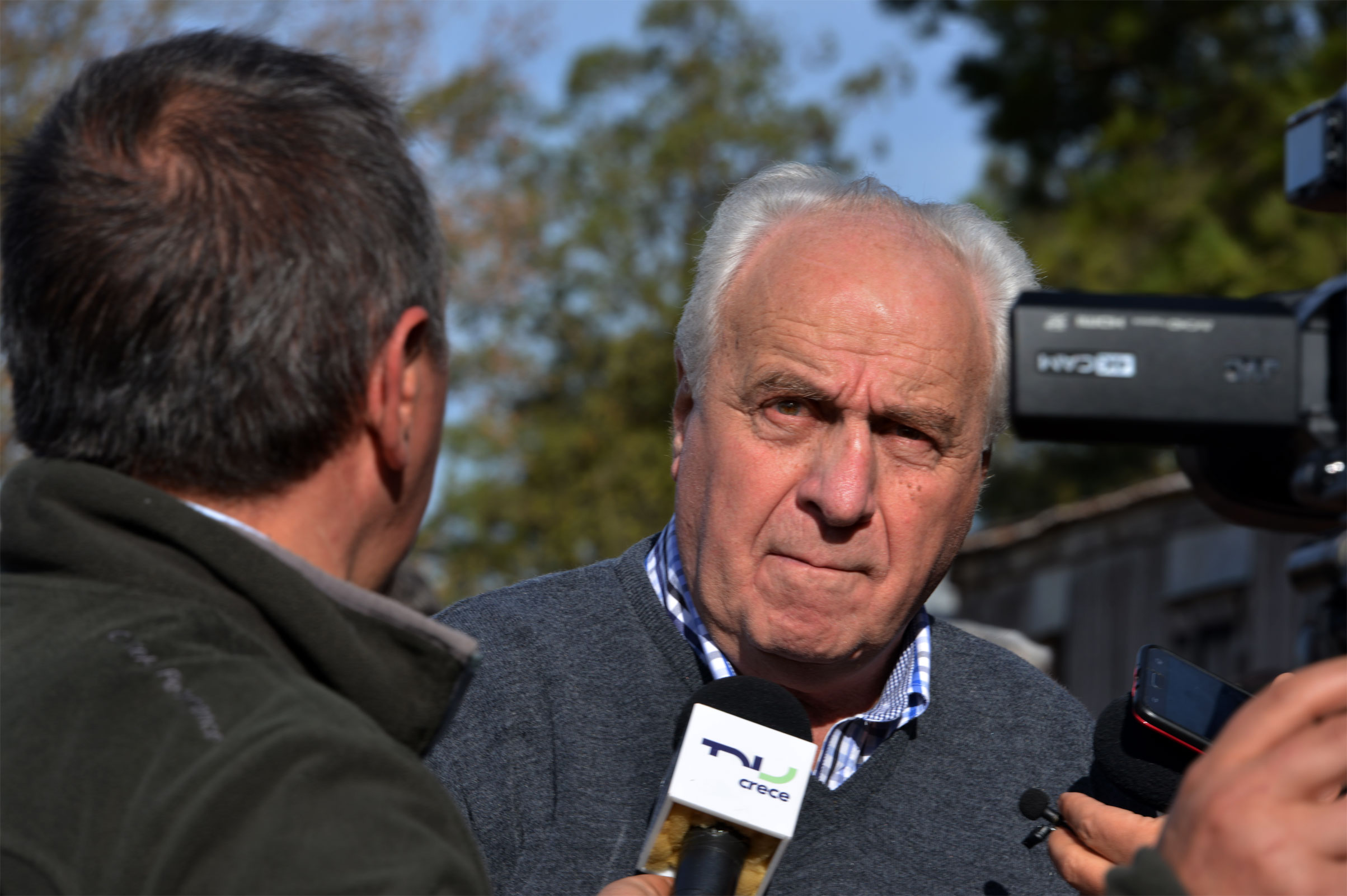 Ministro de Transporte y Obras Públicas, Víctor Rossi, realizando declaraciones a la prensa, una vez finalizada la recorrida