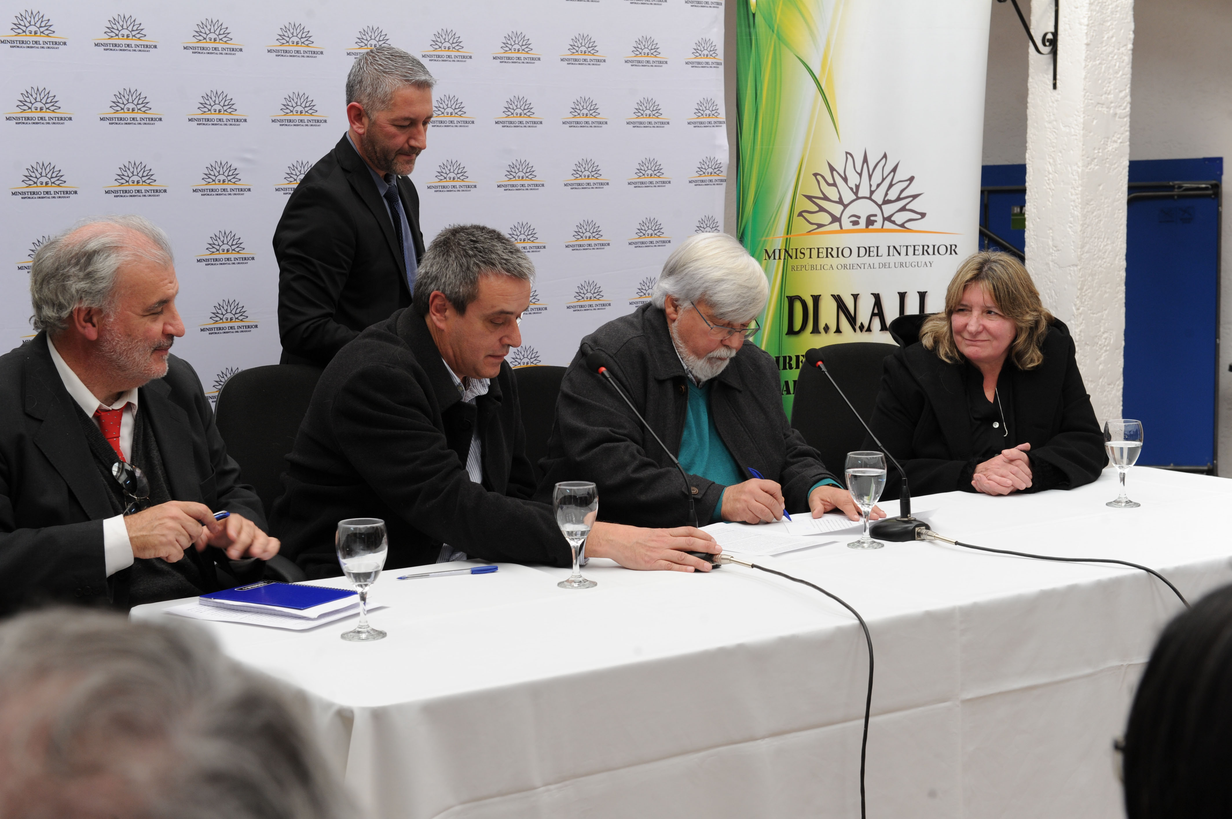 Autoridades en firma de convenio