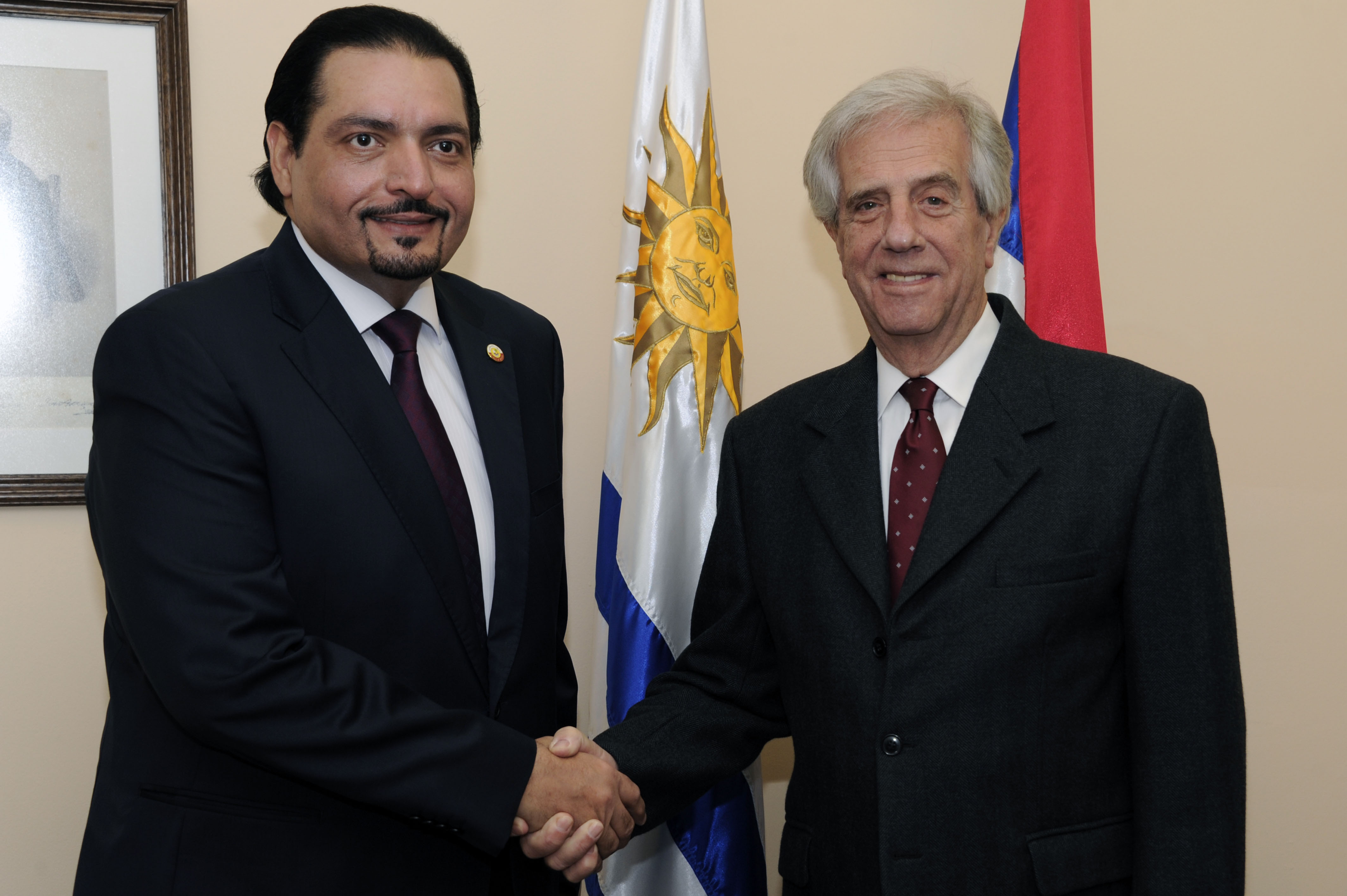 Presidente Tabaré Vázquez junto al embajador del Estado de Qatar, Mohammed Hassen Al-Jabir