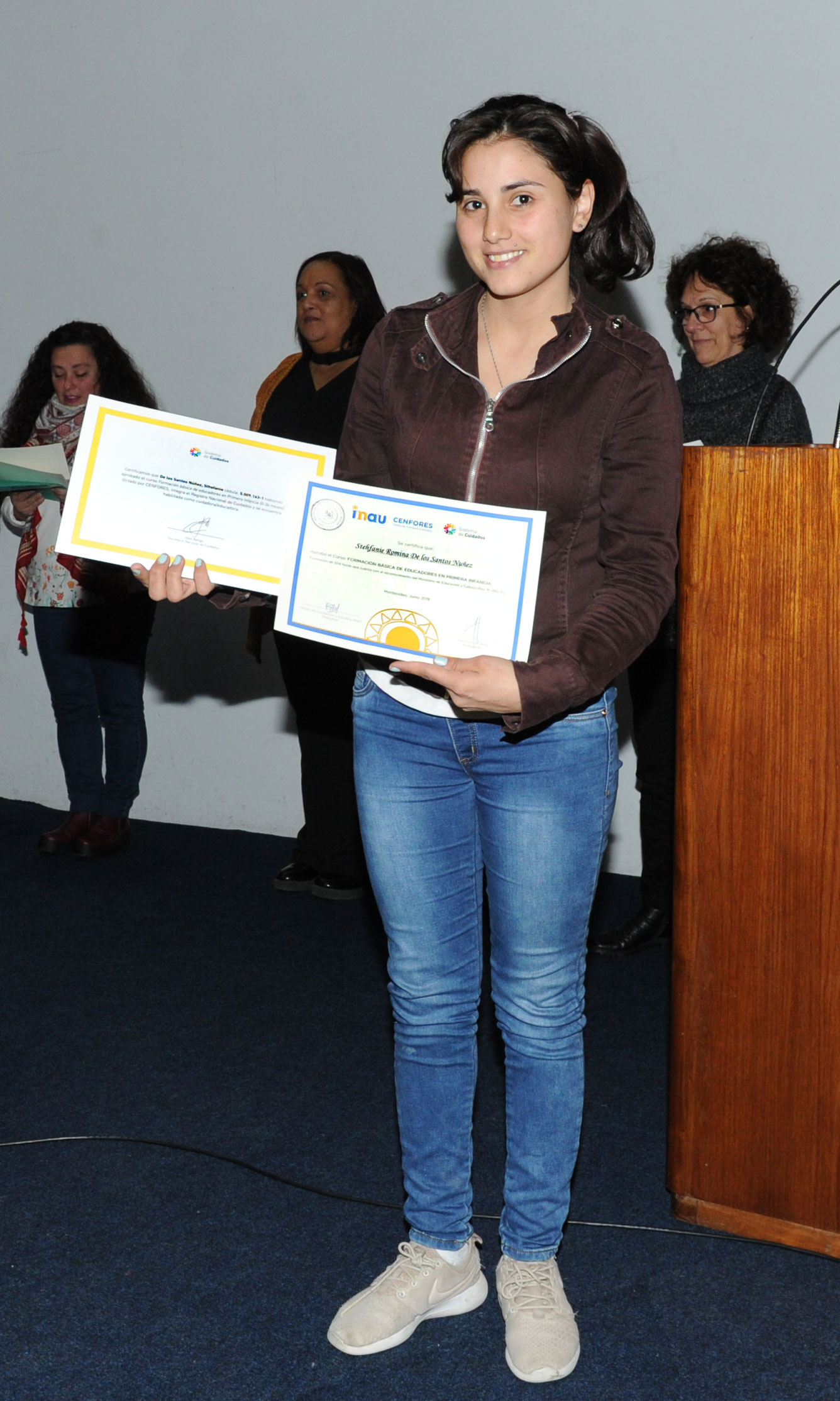 Entrega de certificados a educadores