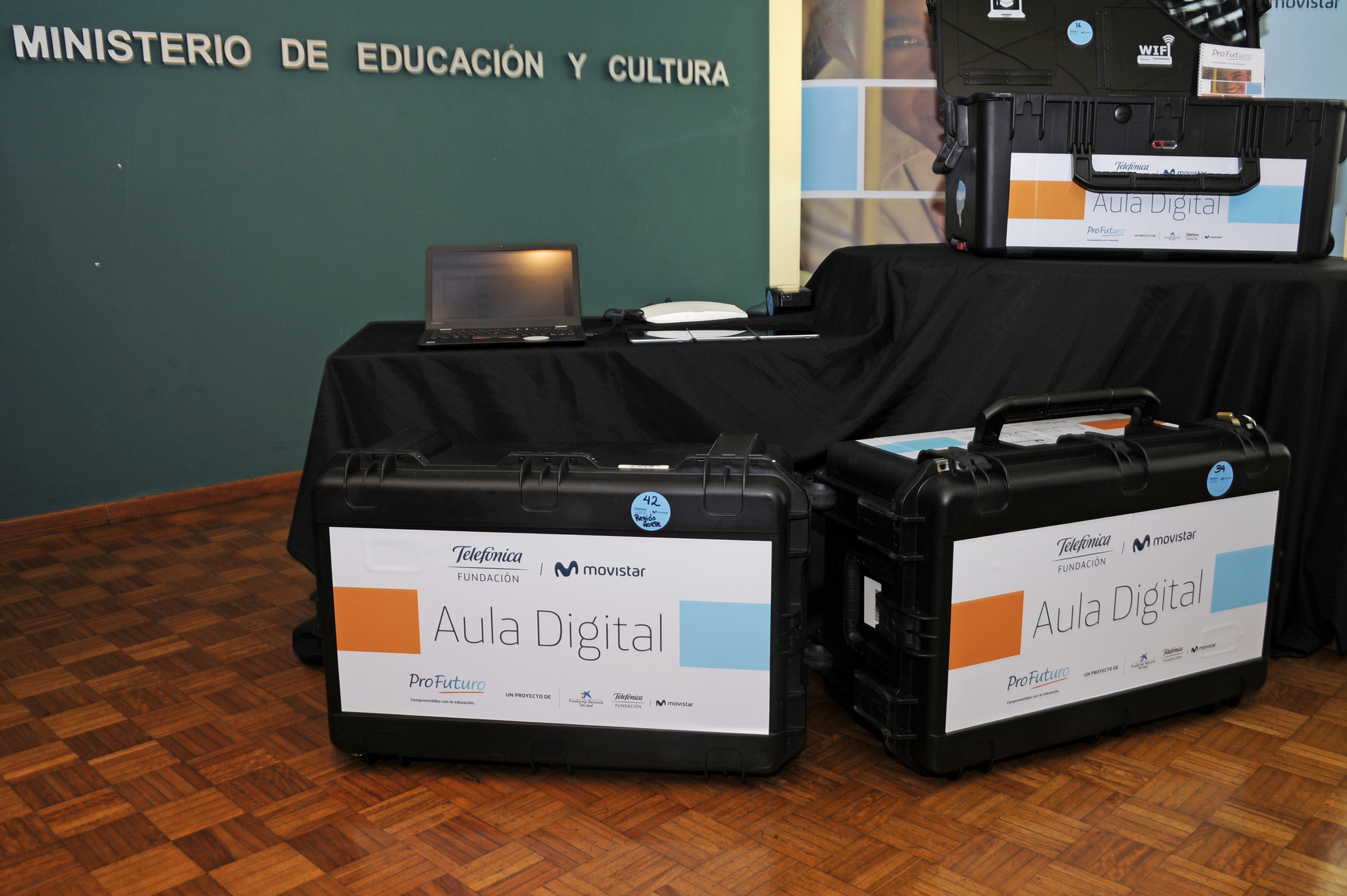 Autoridades del MEC reciben donación de la Fundación Telefónica-Movistar