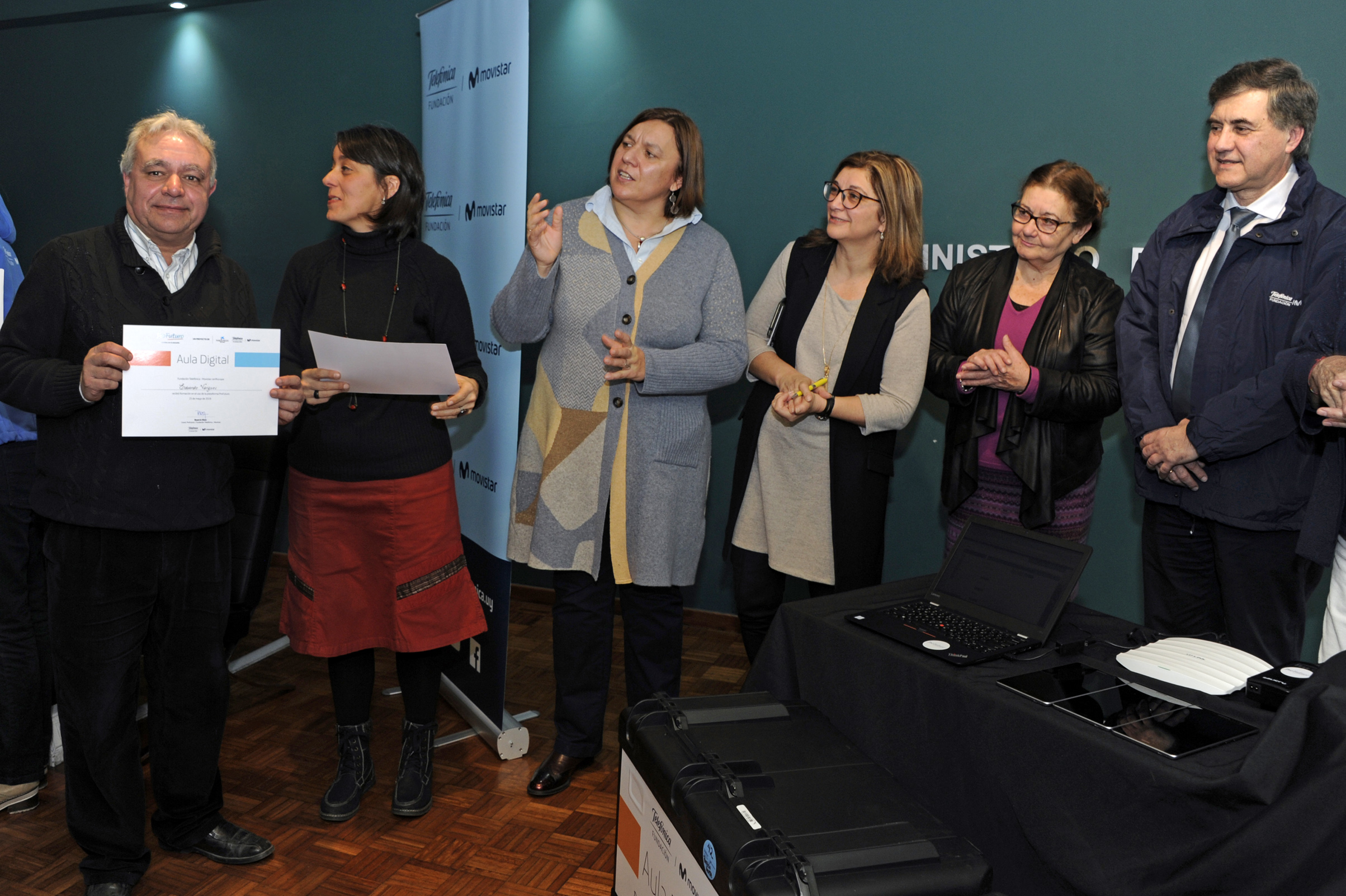 Autoridades del MEC reciben donación de la Fundación Telefónica-Movistar