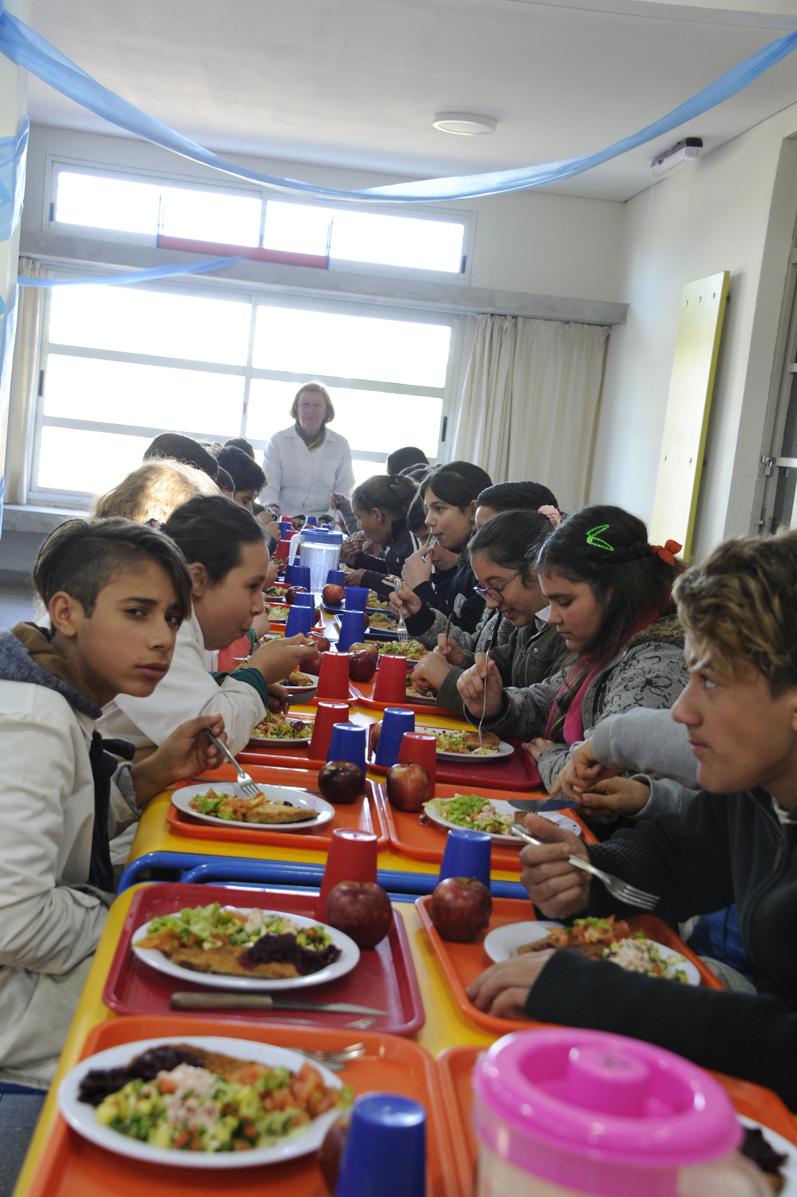 Escolares de la escuela N° 154 de tiempo completo, ubicada en Peñarol Viejo, durante el almuerzo
