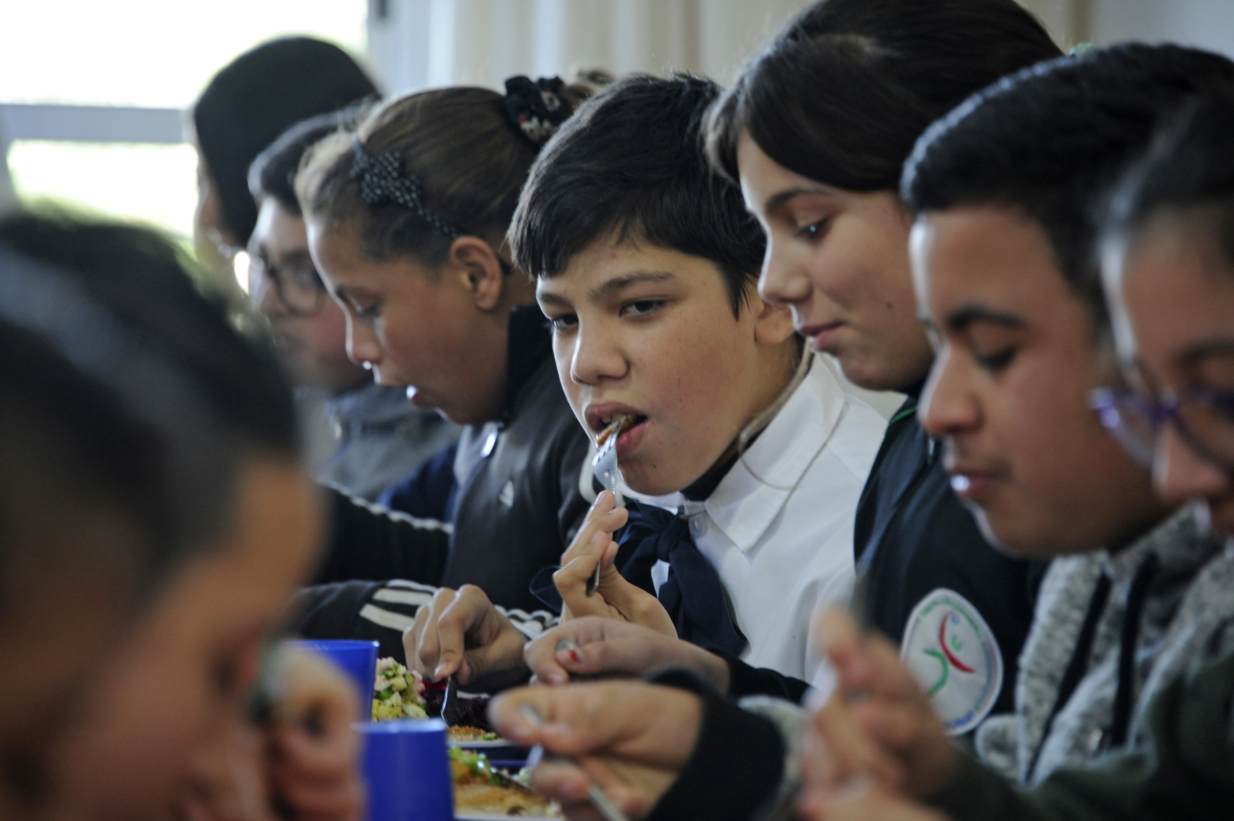 Escolares de la escuela N° 154 de tiempo completo, ubicada en Peñarol Viejo, durante el almuerzo
